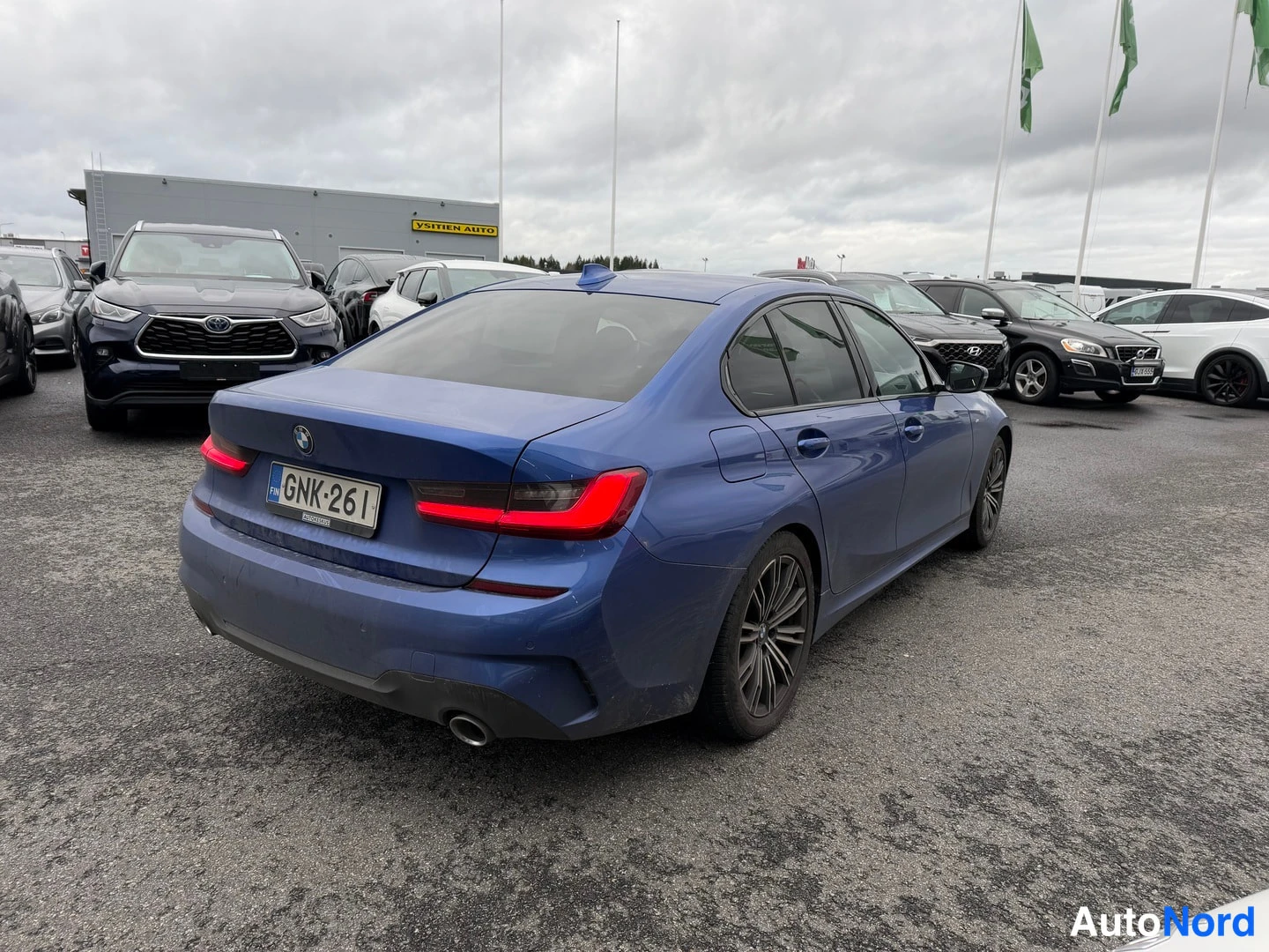 Sininen BMW 320d xDrive 2020, takaviisto, kuva 4