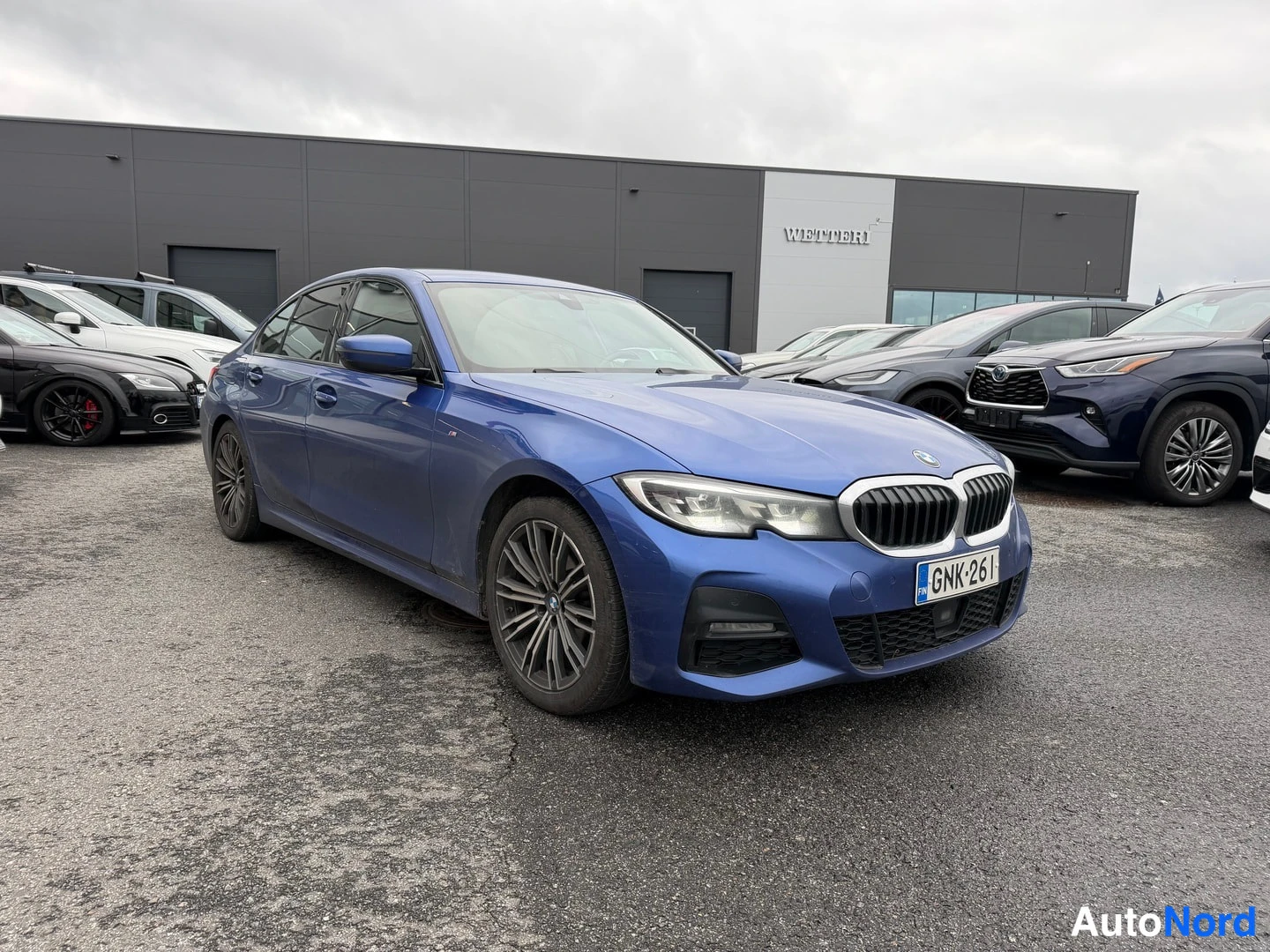 Sininen BMW 320d xDrive 2020, etuviisto, keula oikealle, kuva 2