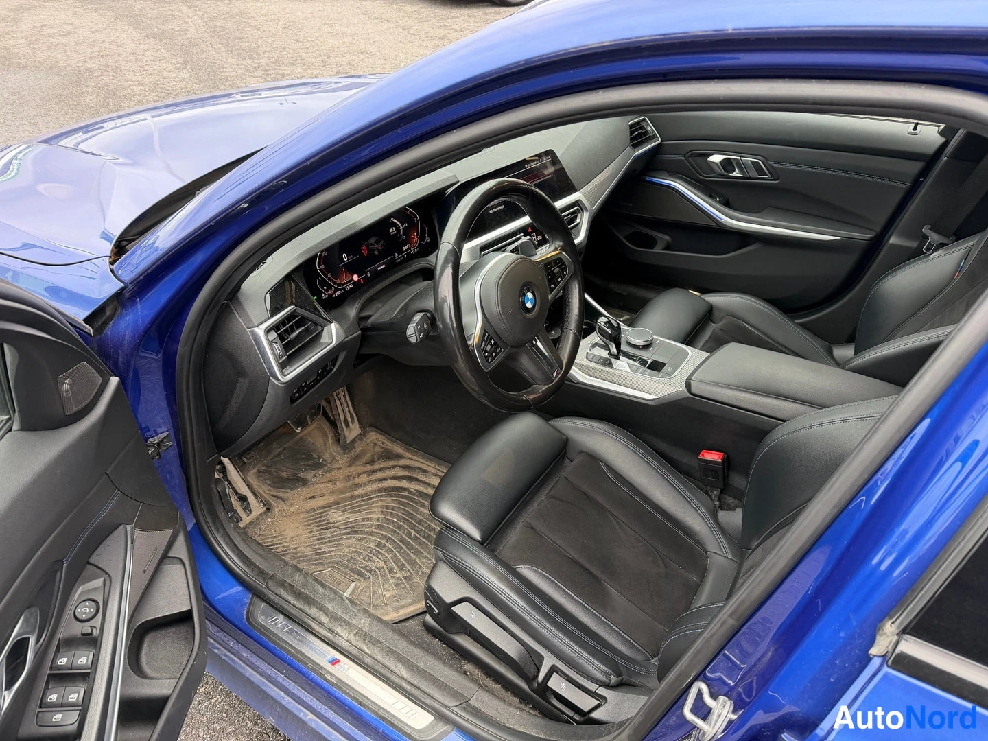 Sininen BMW 320d xDrive 2020, ohjaamo, kuva 5