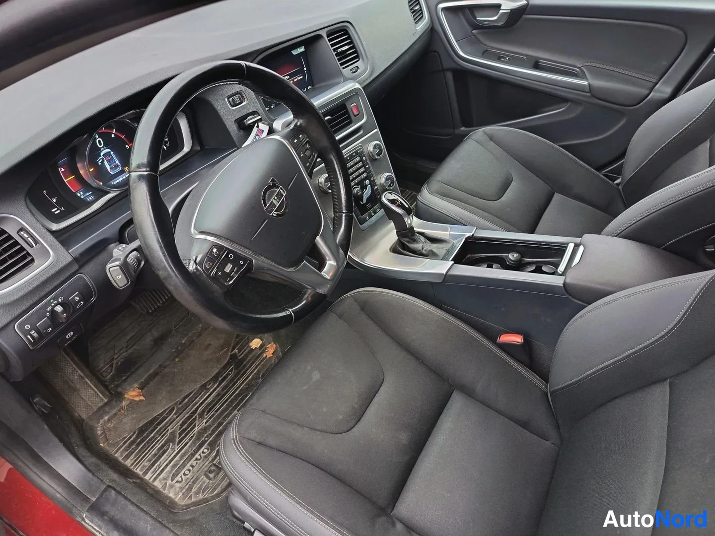 Punainen Volvo V60 2014, ohjaamo, kuva 5