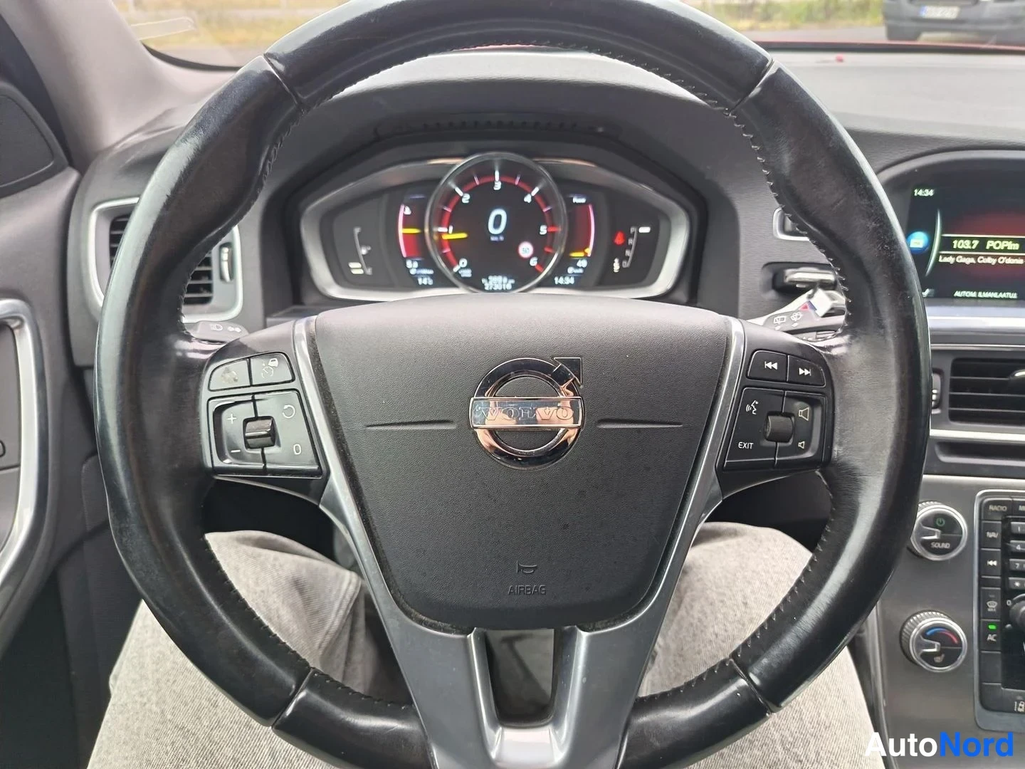 Punainen Volvo V60 2014, yksityiskohta, kuva 8