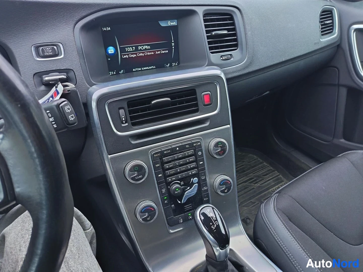 Punainen Volvo V60 2014, ohjaamo, kuva 6