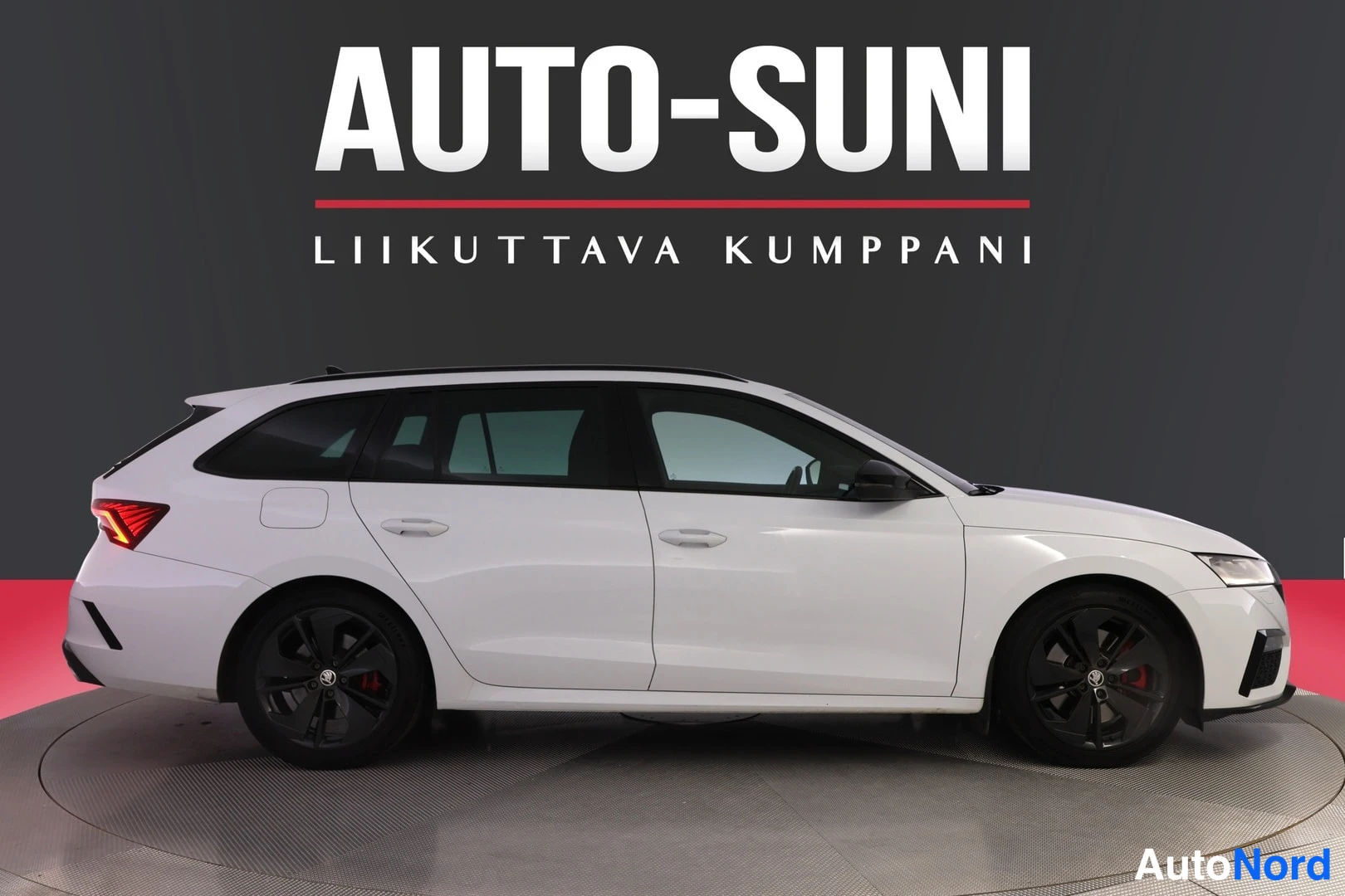 Vit Skoda Octavia 2021, från sidan, bild 4