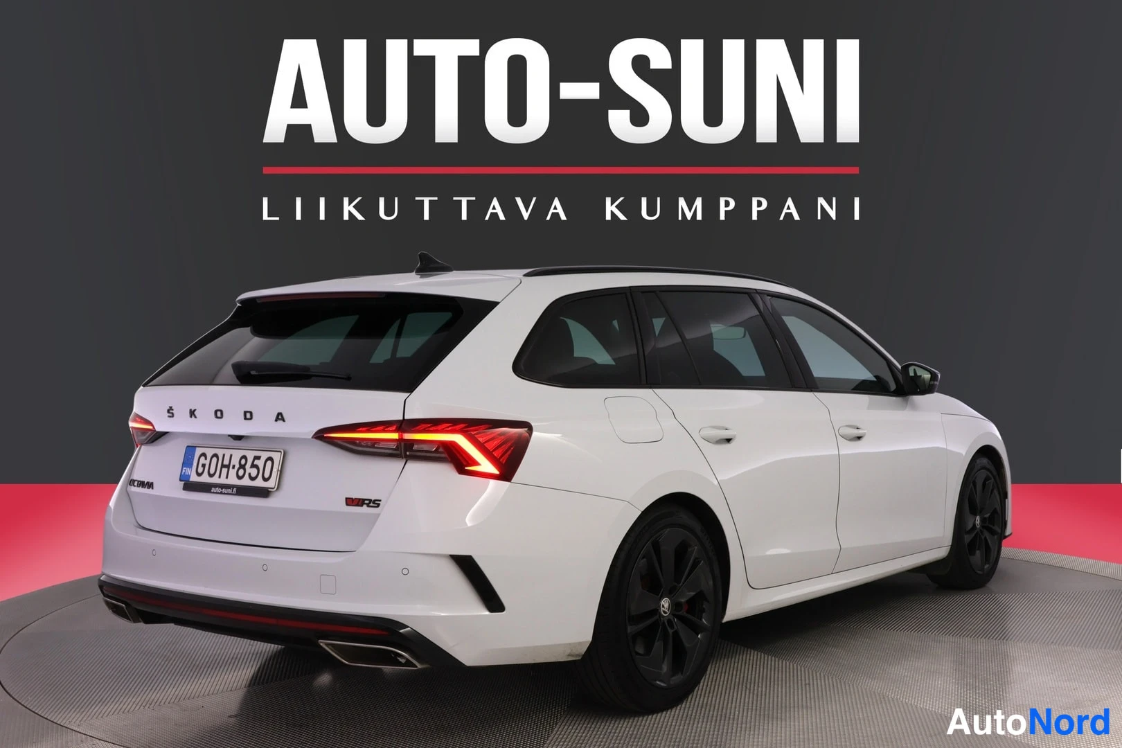 Vit Skoda Octavia 2021, snett bakifrån, bild 5