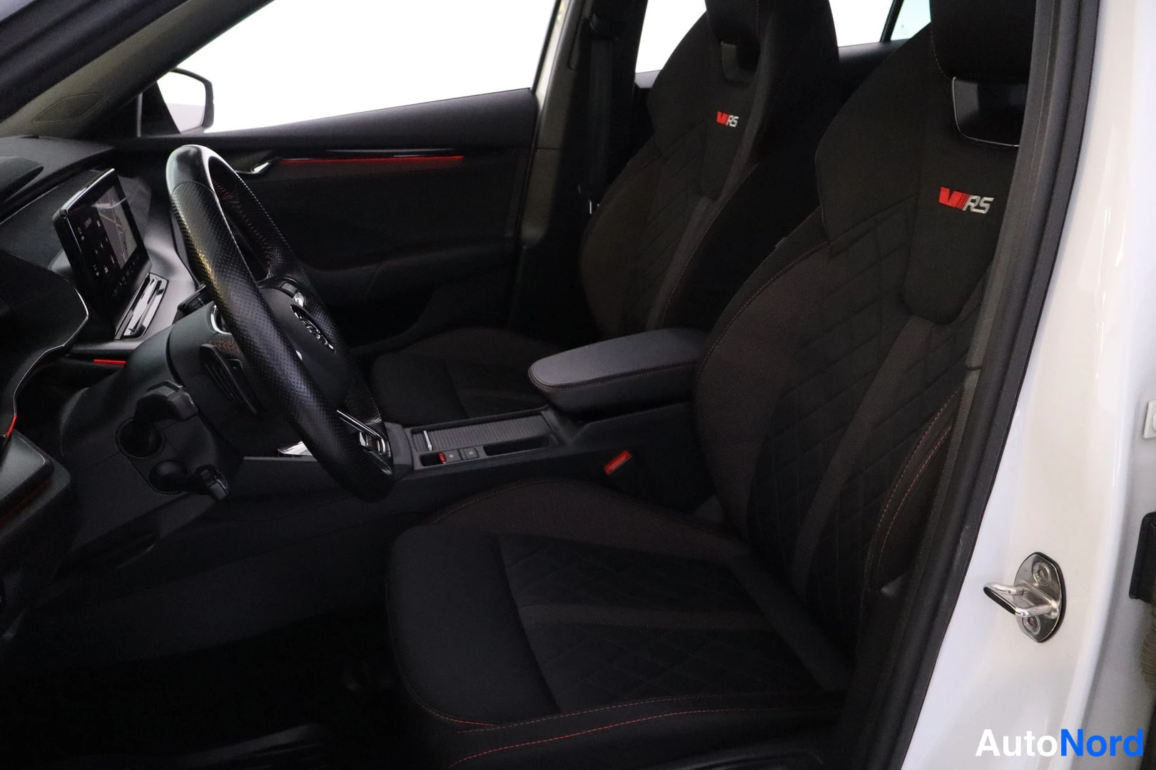Vit Skoda Octavia 2021, framsäten, bild 9