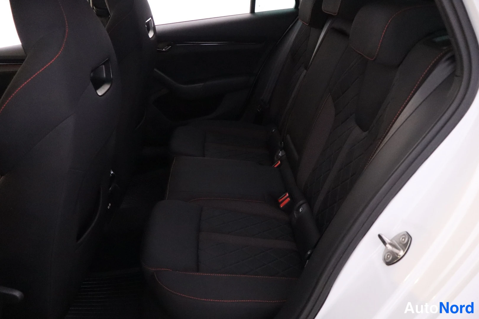 Vit Skoda Octavia 2021, baksäten, bild 10