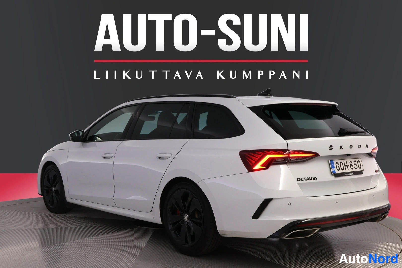 Vit Skoda Octavia 2021, snett bakifrån, bild 6