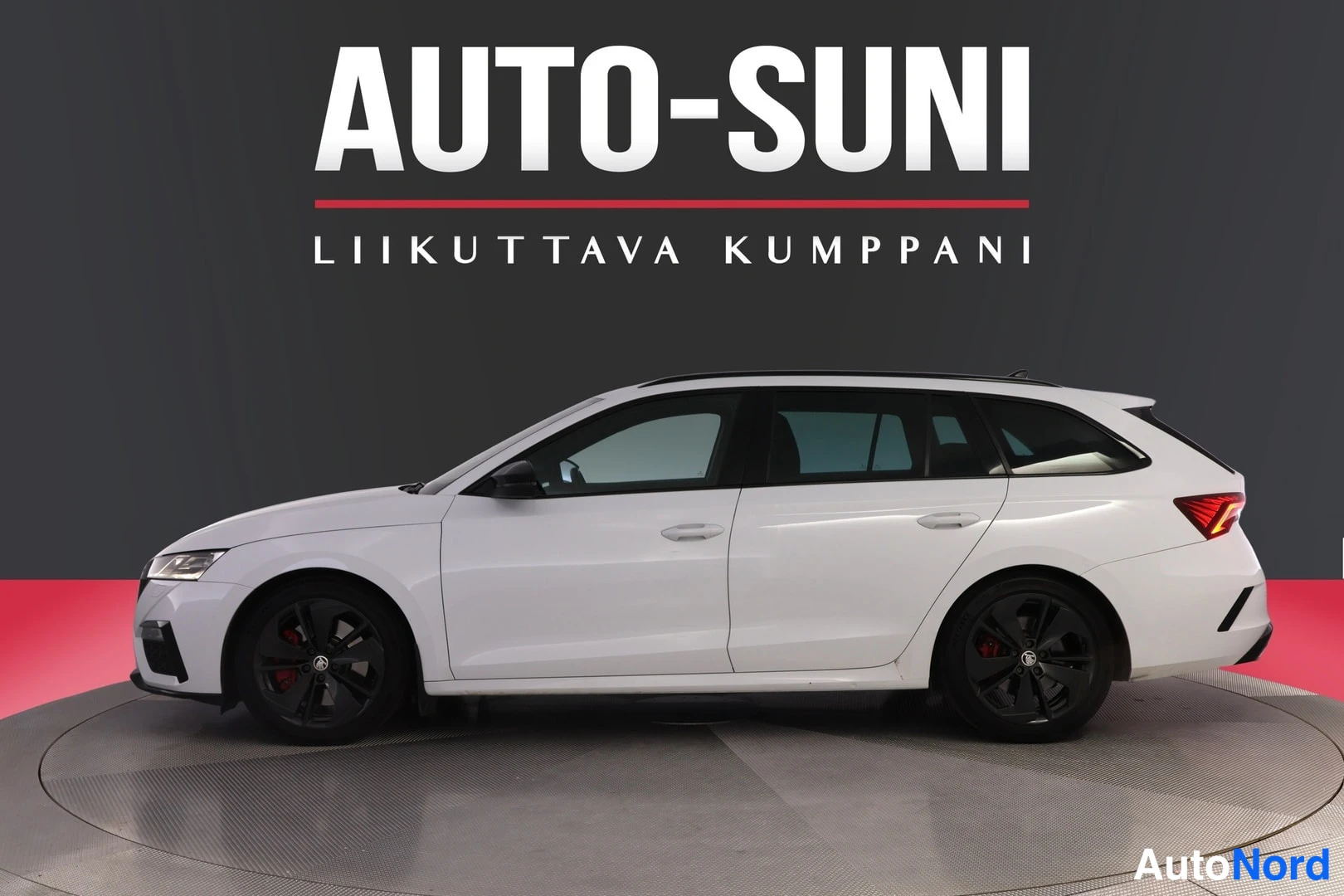 Vit Skoda Octavia 2021, från sidan, bild 3