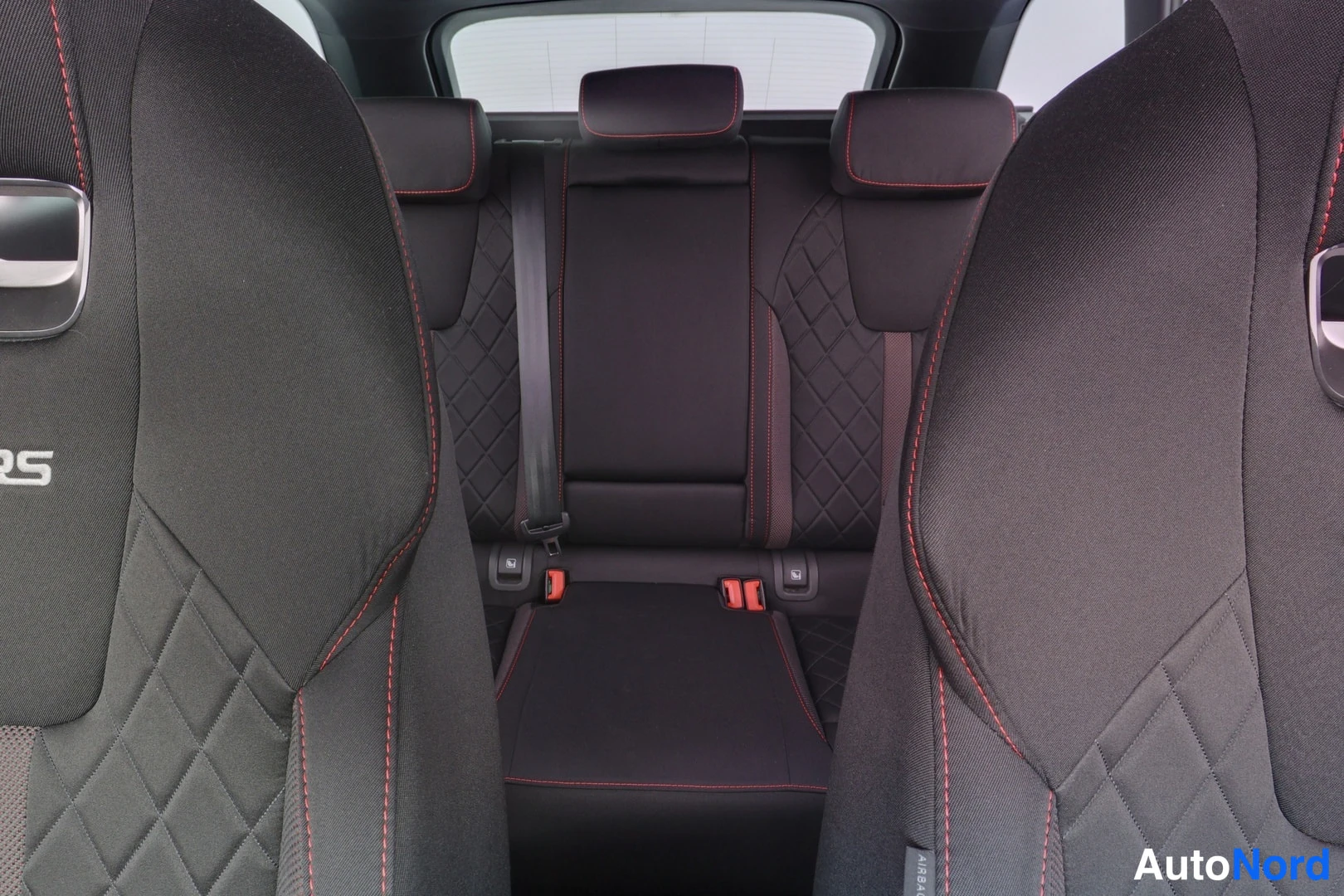 Vit Skoda Octavia 2021, baksäten, bild 11