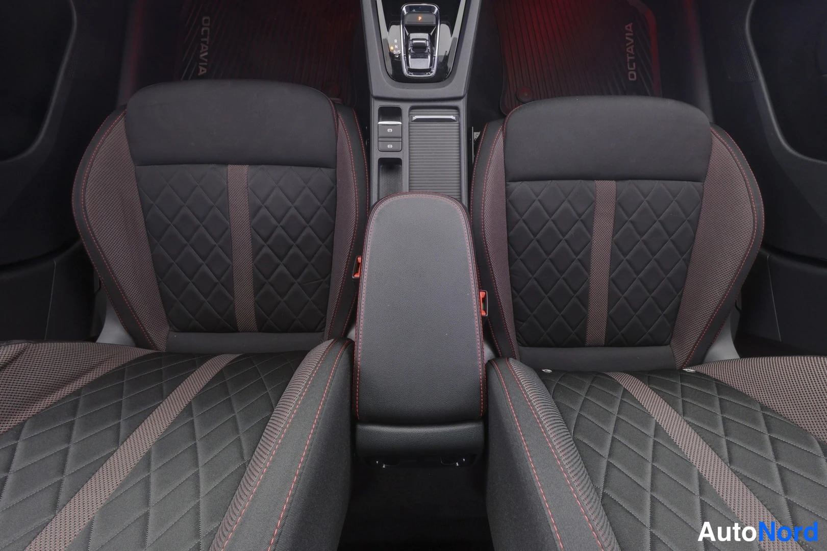 Vit Skoda Octavia 2021, framsäten, bild 8