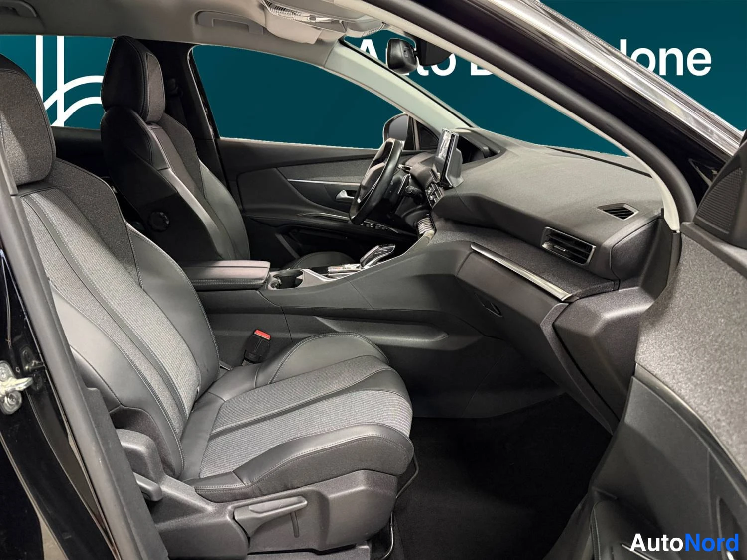Musta Peugeot 3008 2021, etuistuimet, kuva 12