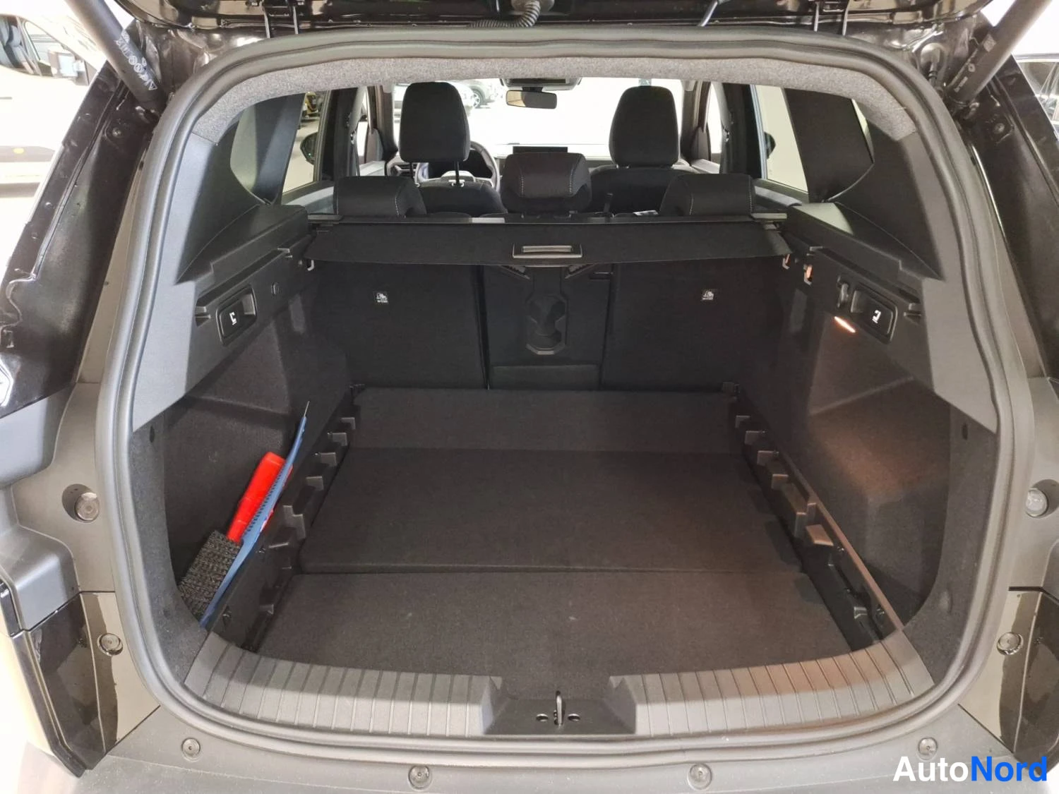 Musta Dacia Bigster 2026, tavaratila, kuva 17