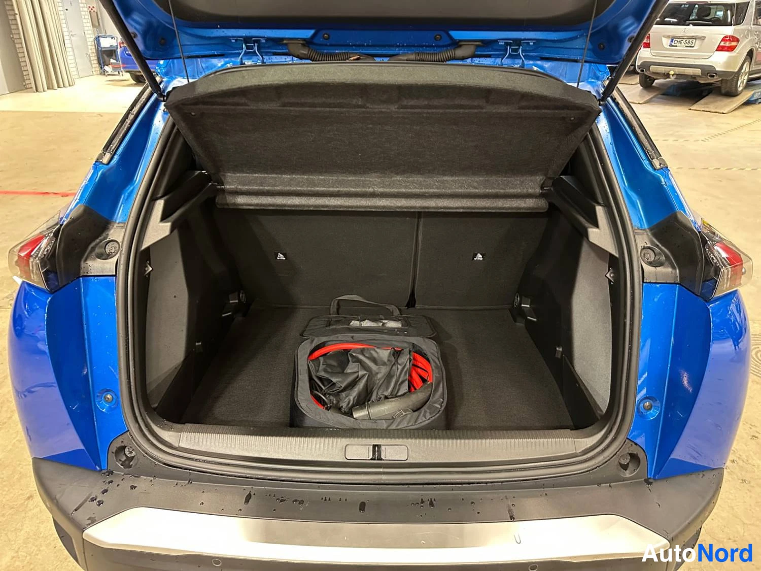 Blå Peugeot E-2008 2023, bagageutrymme, bild 14
