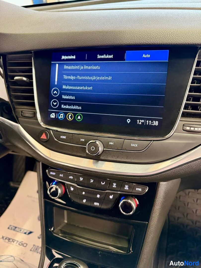 Valkoinen Opel Astra 2022, ohjaamo, kuva 15