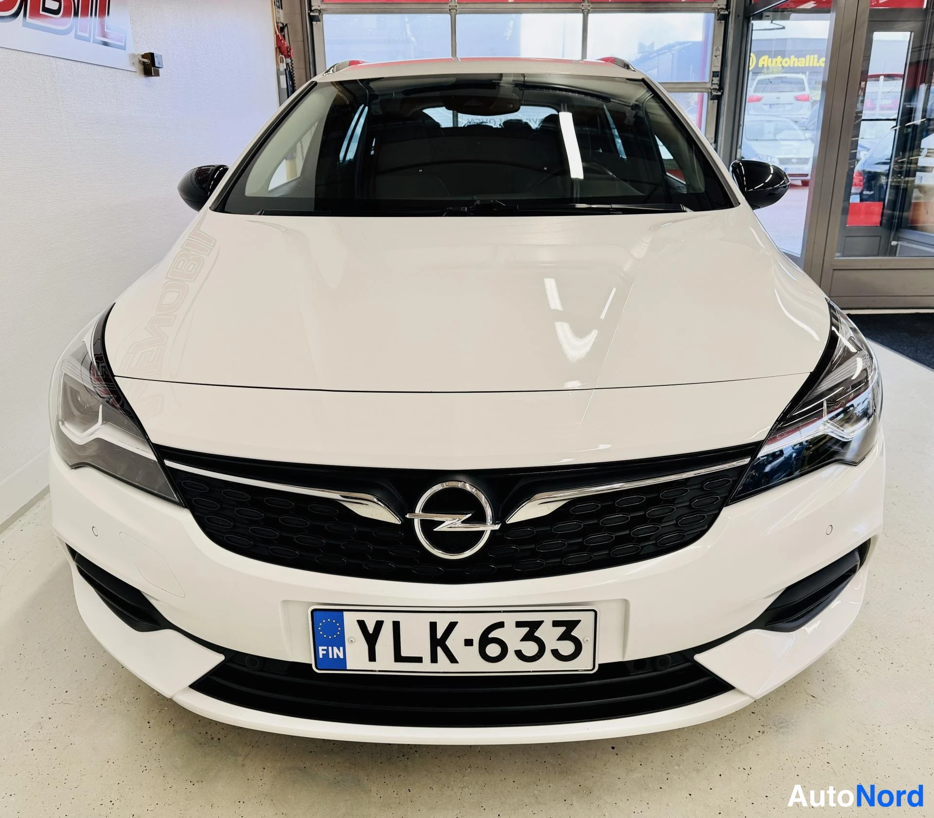 Valkoinen Opel Astra 2022, edestä, kuva 4