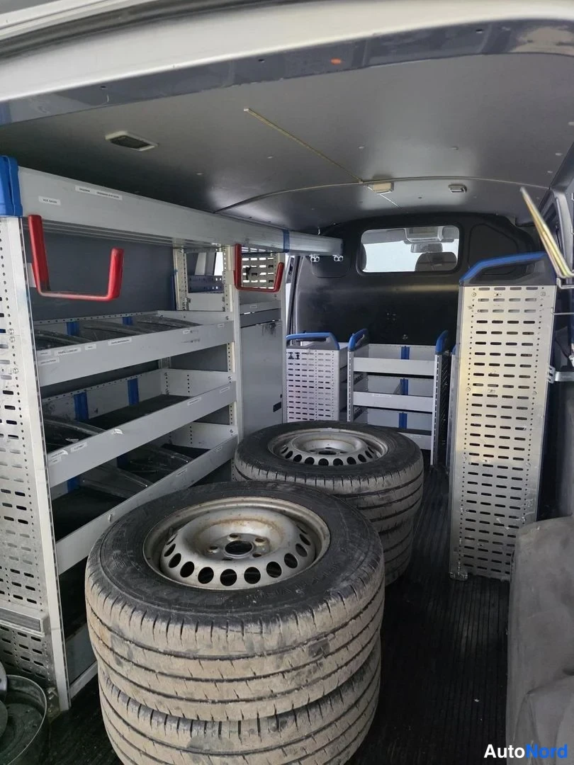 Hopea Volkswagen Transporter 2013, tavaratila, kuva 11
