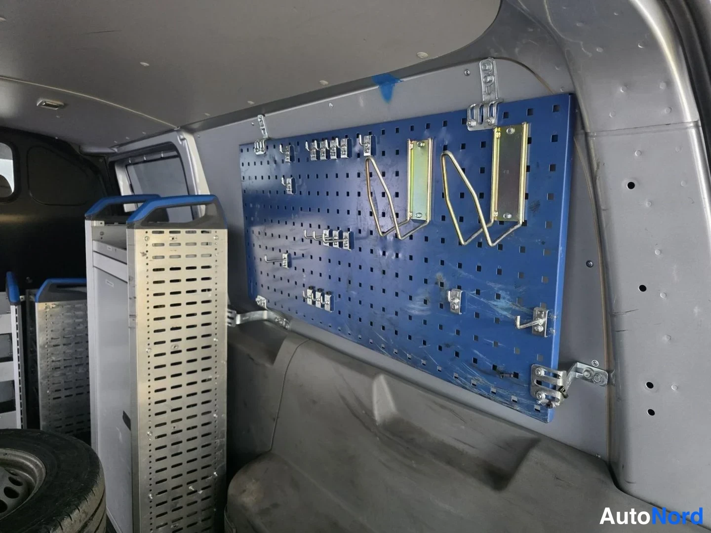 Hopea Volkswagen Transporter 2013, tavaratila, kuva 12