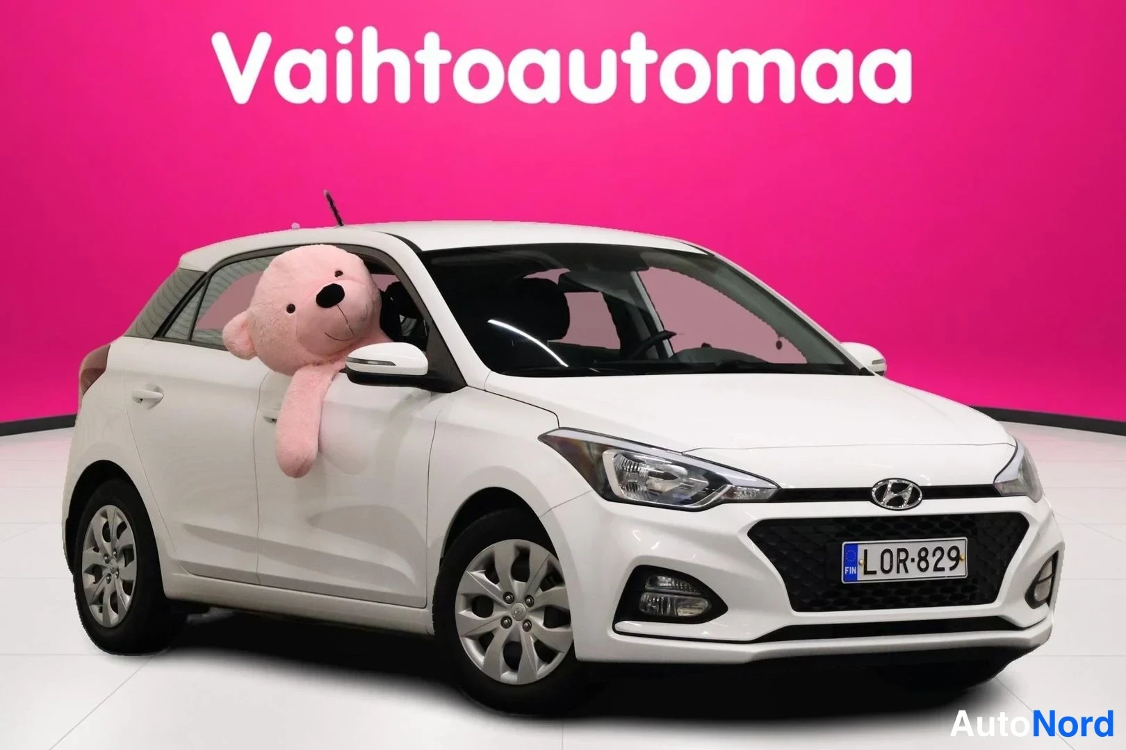 Valkoinen Hyundai i20 2019, etuviisto, keula oikealle, kuva 3