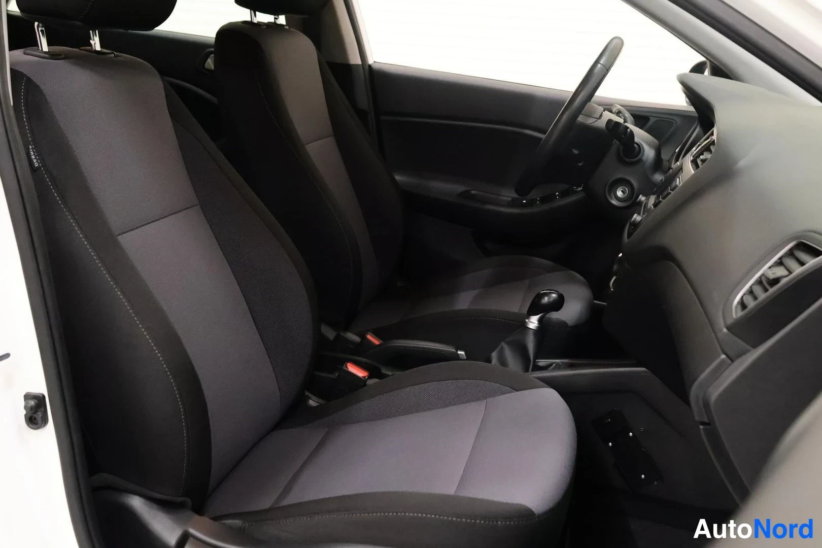 Valkoinen Hyundai i20 2019, etuistuimet, kuva 11