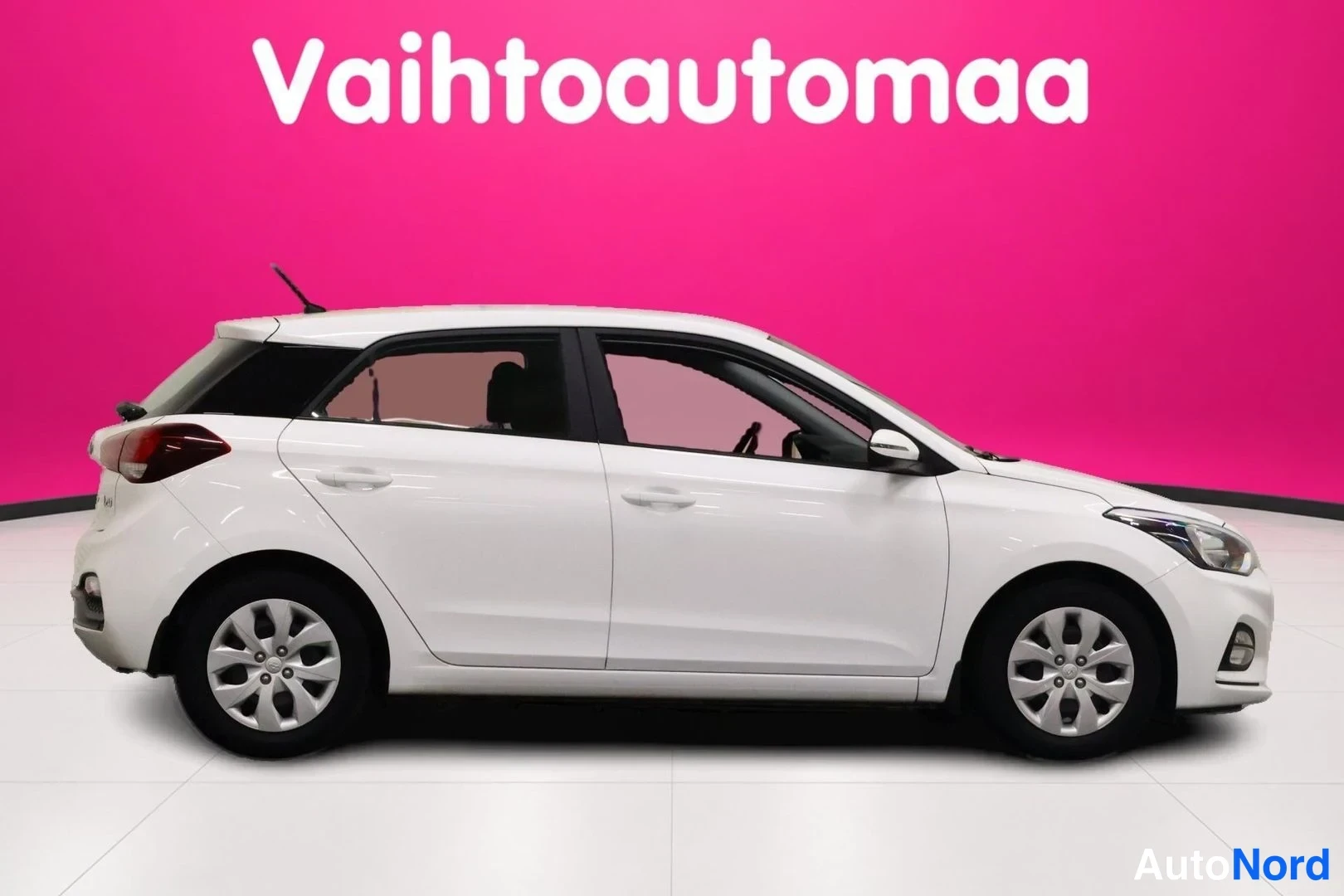 Valkoinen Hyundai i20 2019, etuviisto, keula oikealle, kuva 4