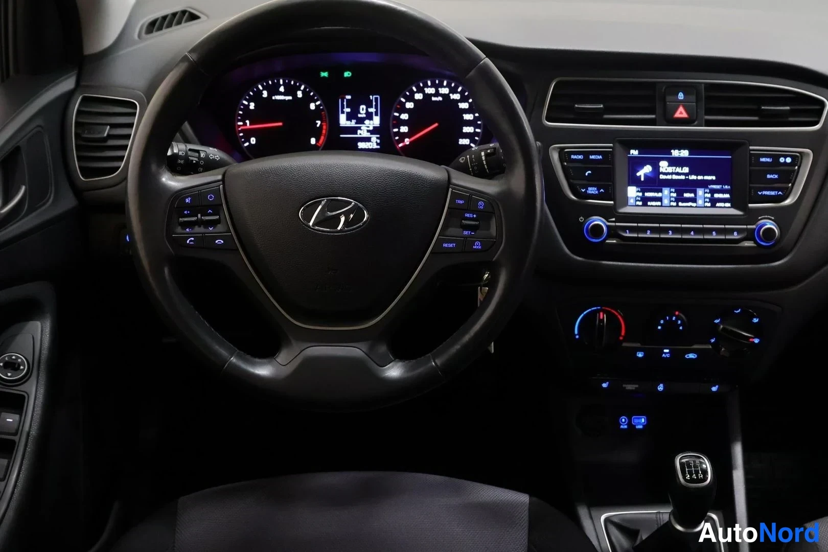 Valkoinen Hyundai i20 2019, ohjaamo, kuva 9