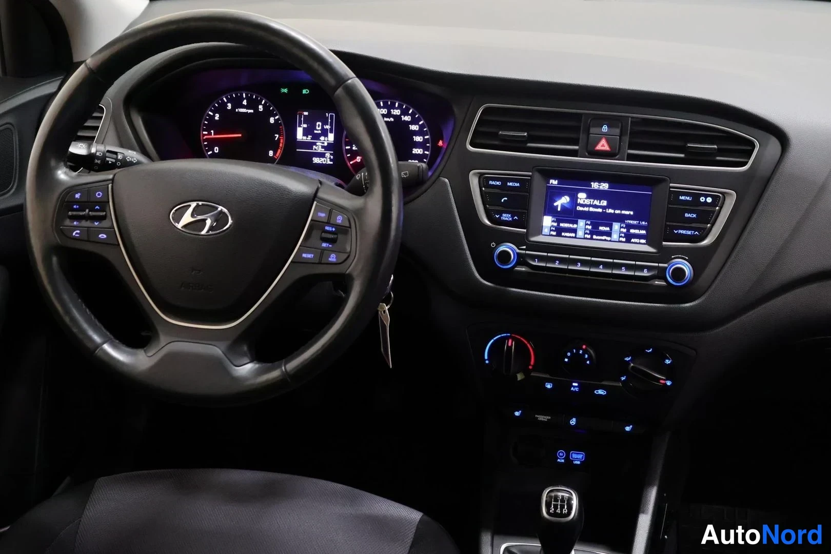 Valkoinen Hyundai i20 2019, ohjaamo, kuva 10