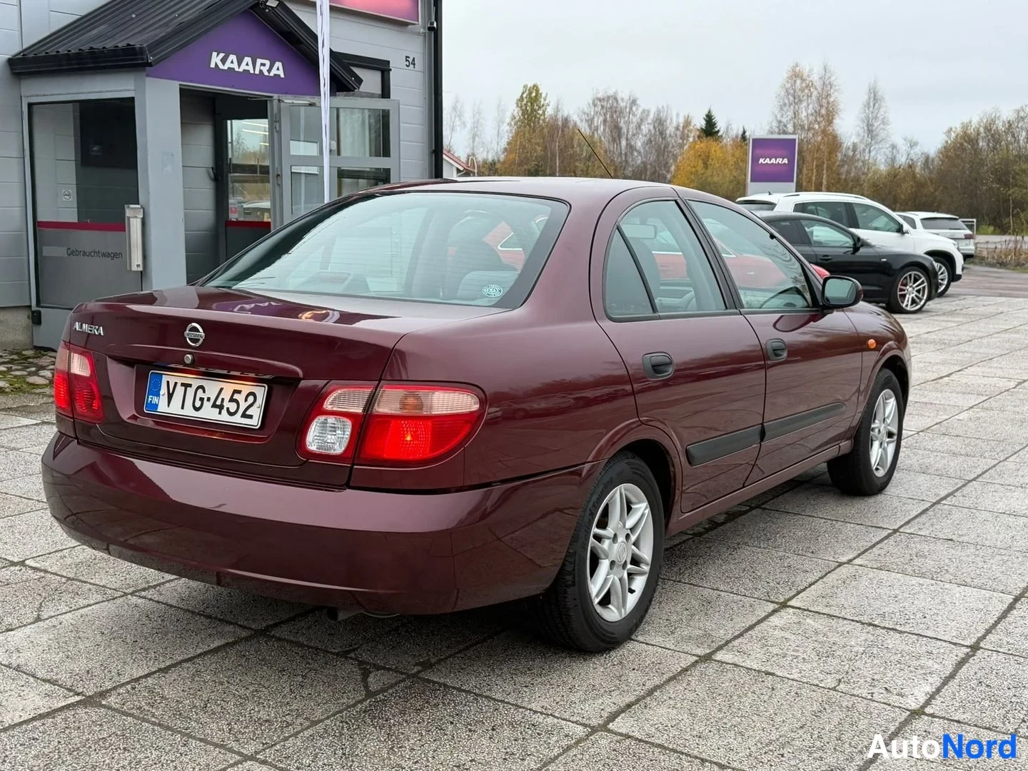 Punainen Nissan Almera 2004, takaviisto, kuva 2