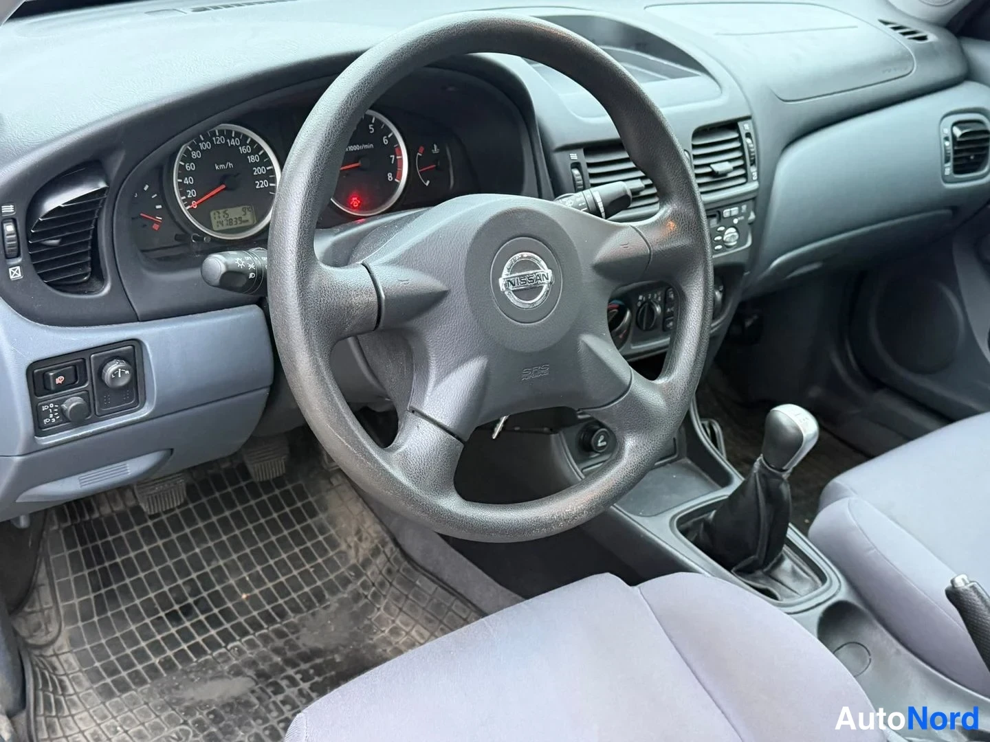 Punainen Nissan Almera 2004, ohjaamo, kuva 3