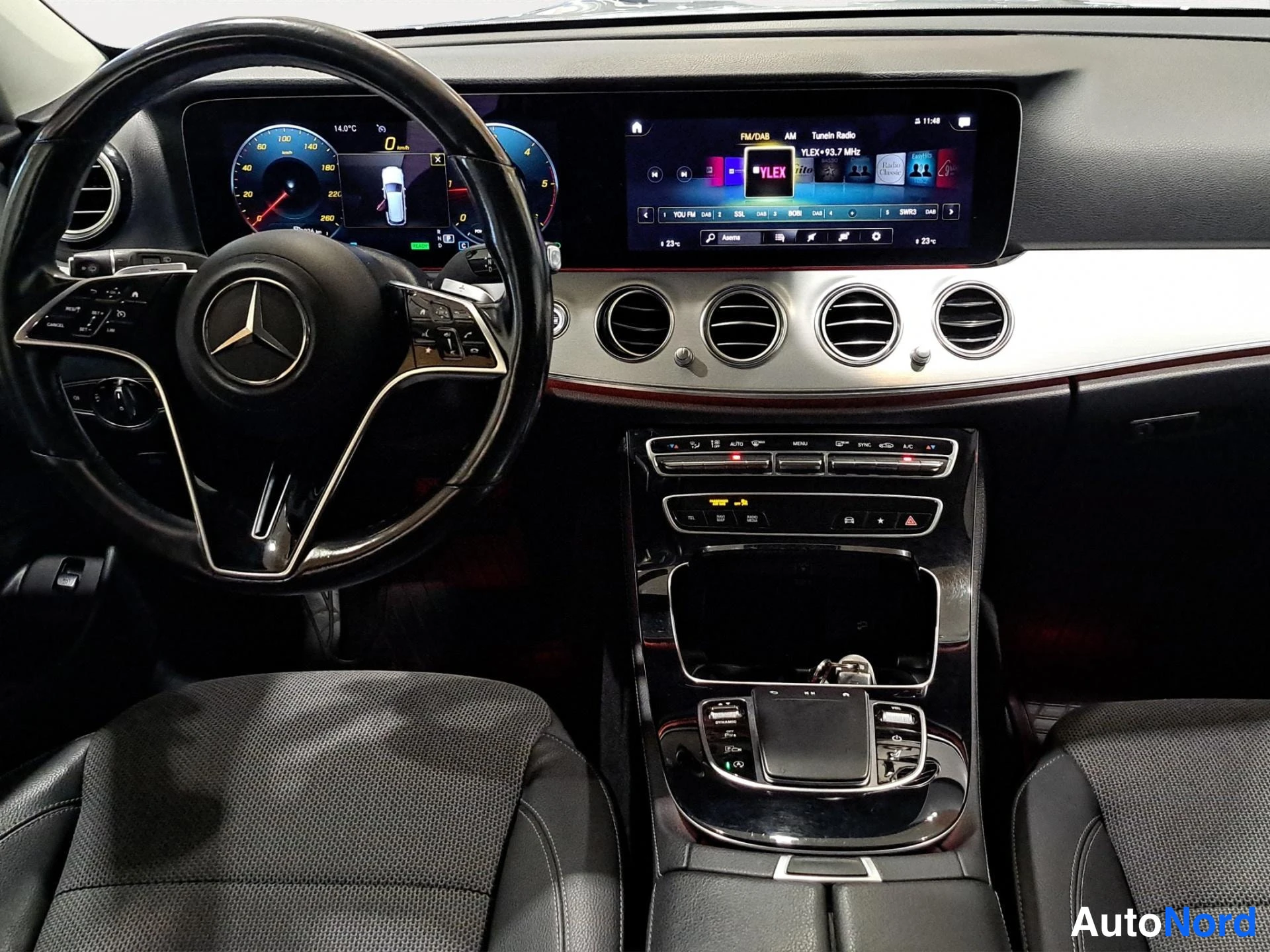 Silver Mercedes-Benz E 220 d 2023, förarplats, bild 5