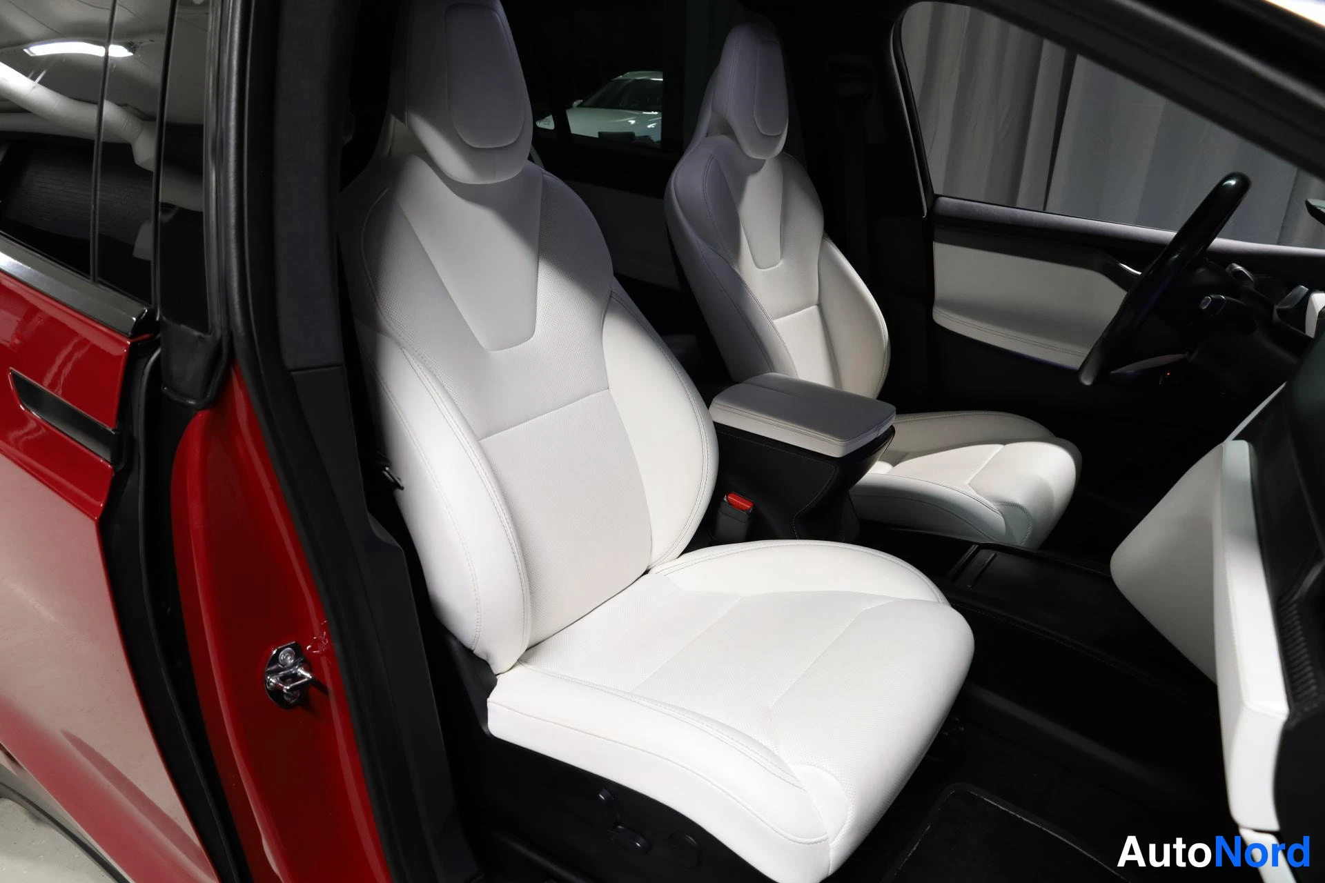 Punainen Tesla Model X 2018, etuistuimet, kuva 13