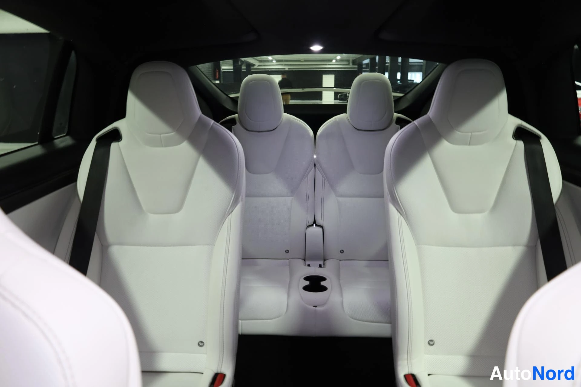 Punainen Tesla Model X 2018, takaistuimet, kuva 15