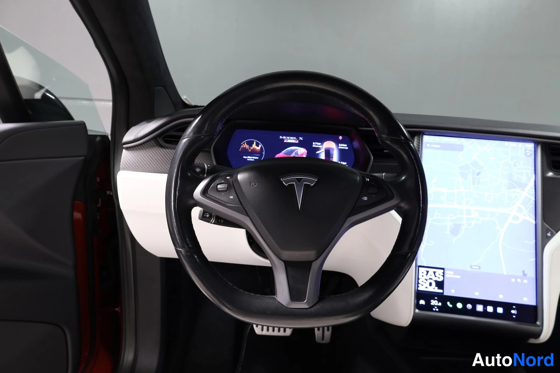 Punainen Tesla Model X 2018, yksityiskohta, kuva 17