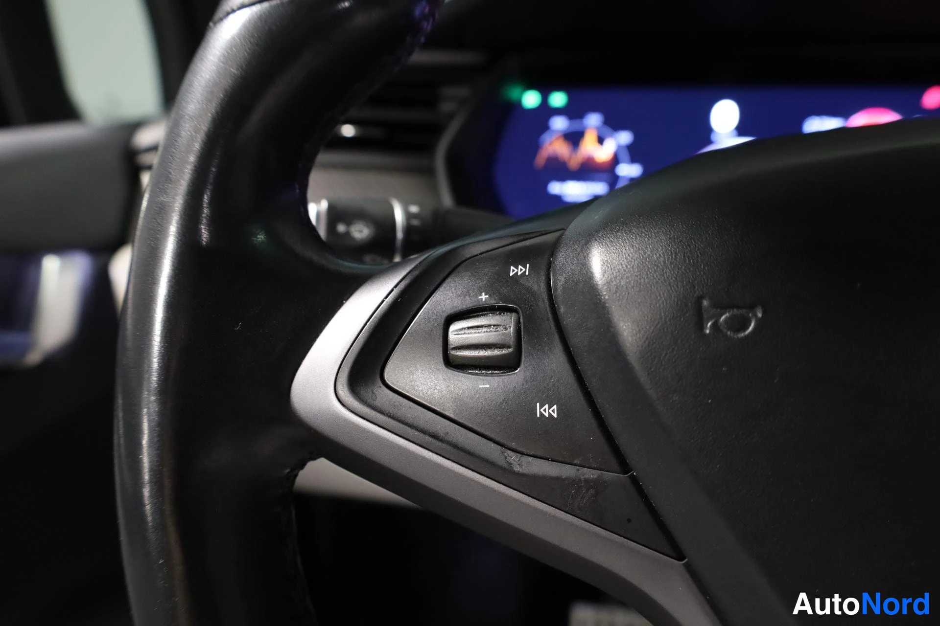 Punainen Tesla Model X 2018, yksityiskohta, kuva 18