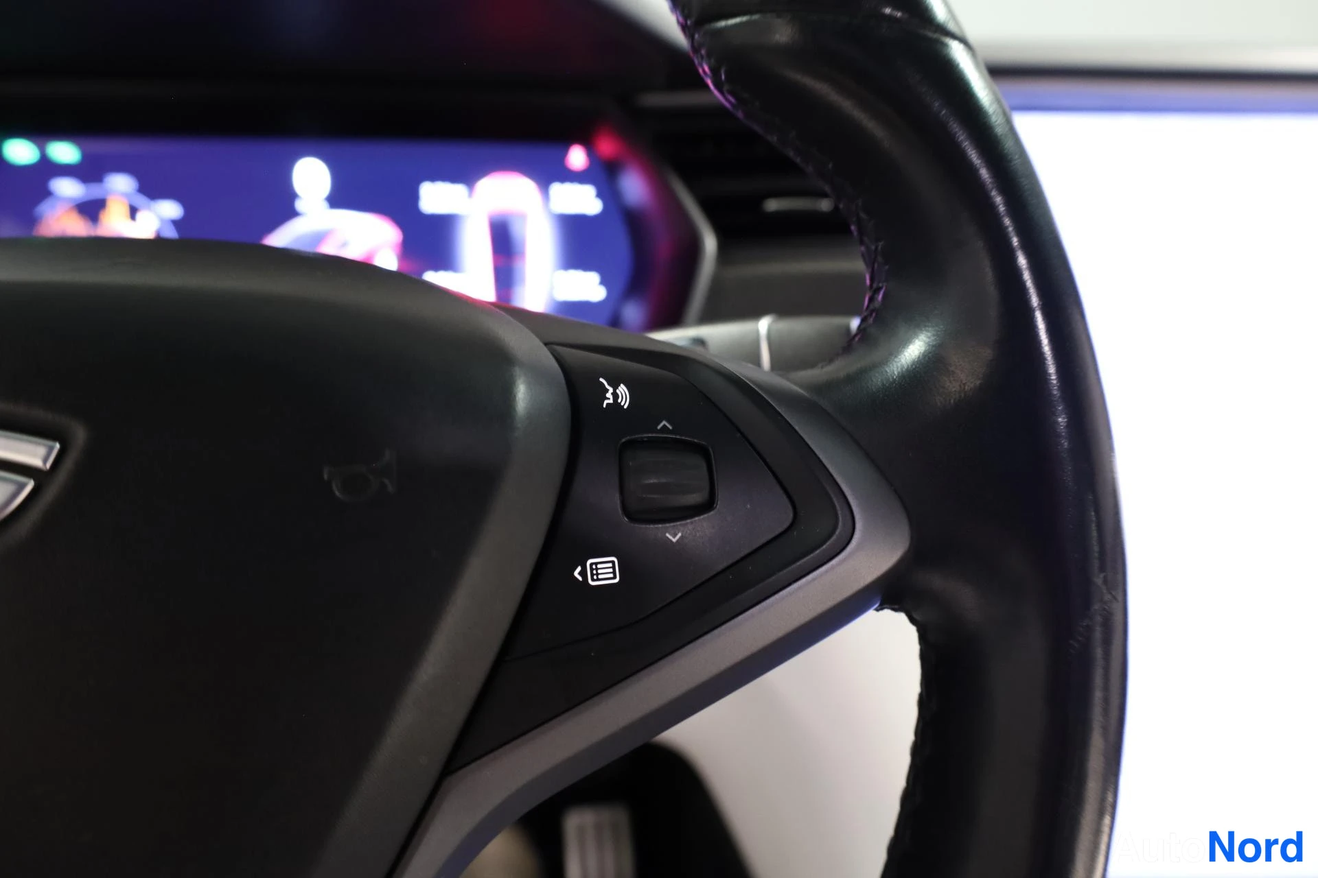 Punainen Tesla Model X 2018, yksityiskohta, kuva 19