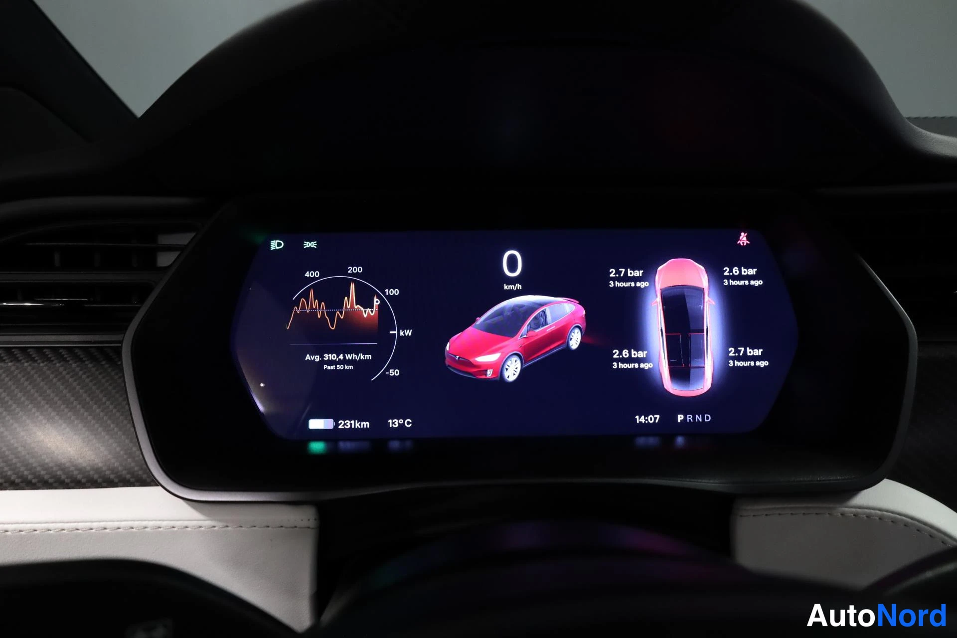 Punainen Tesla Model X 2018, yksityiskohta, kuva 20
