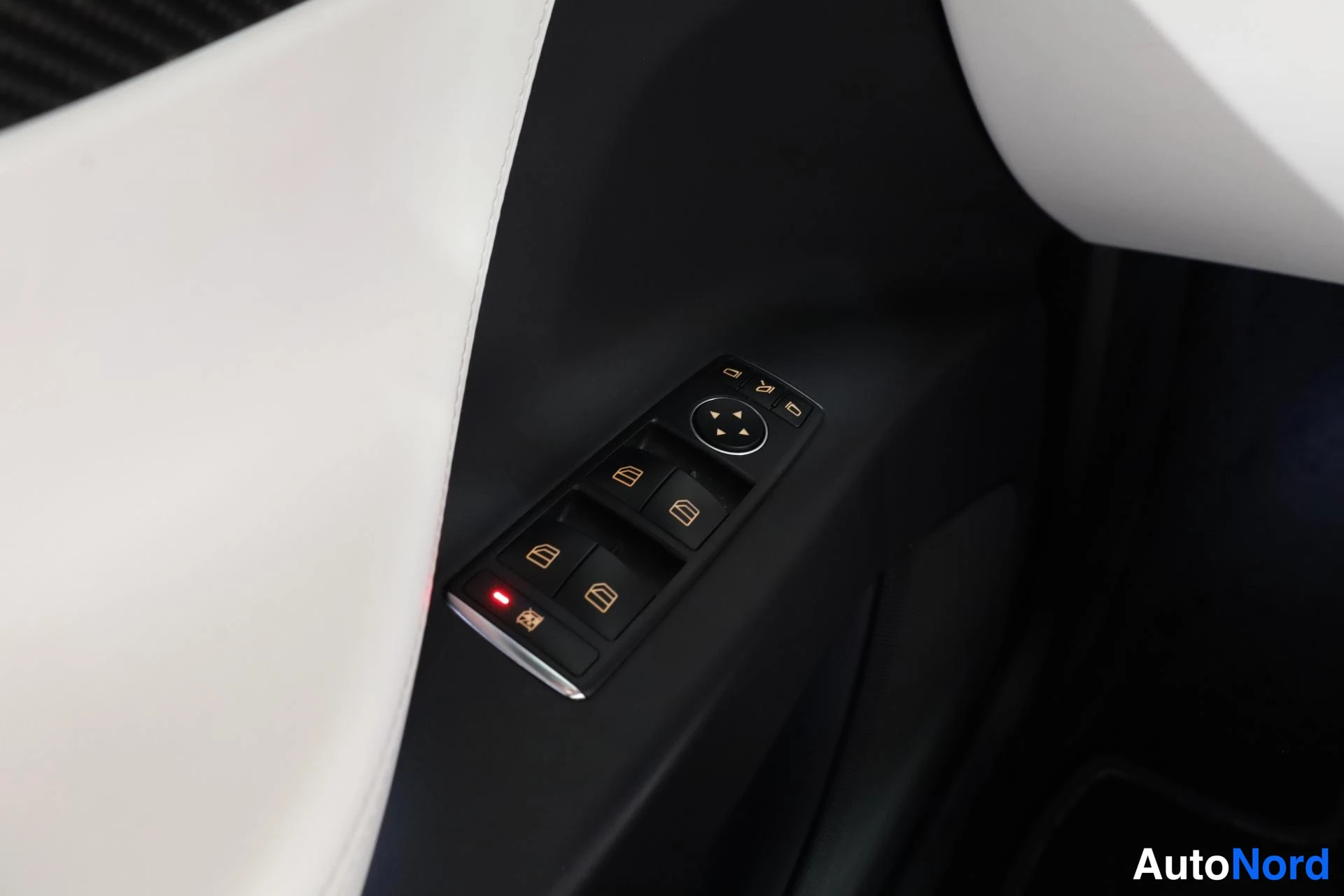 Punainen Tesla Model X 2018, yksityiskohta, kuva 25