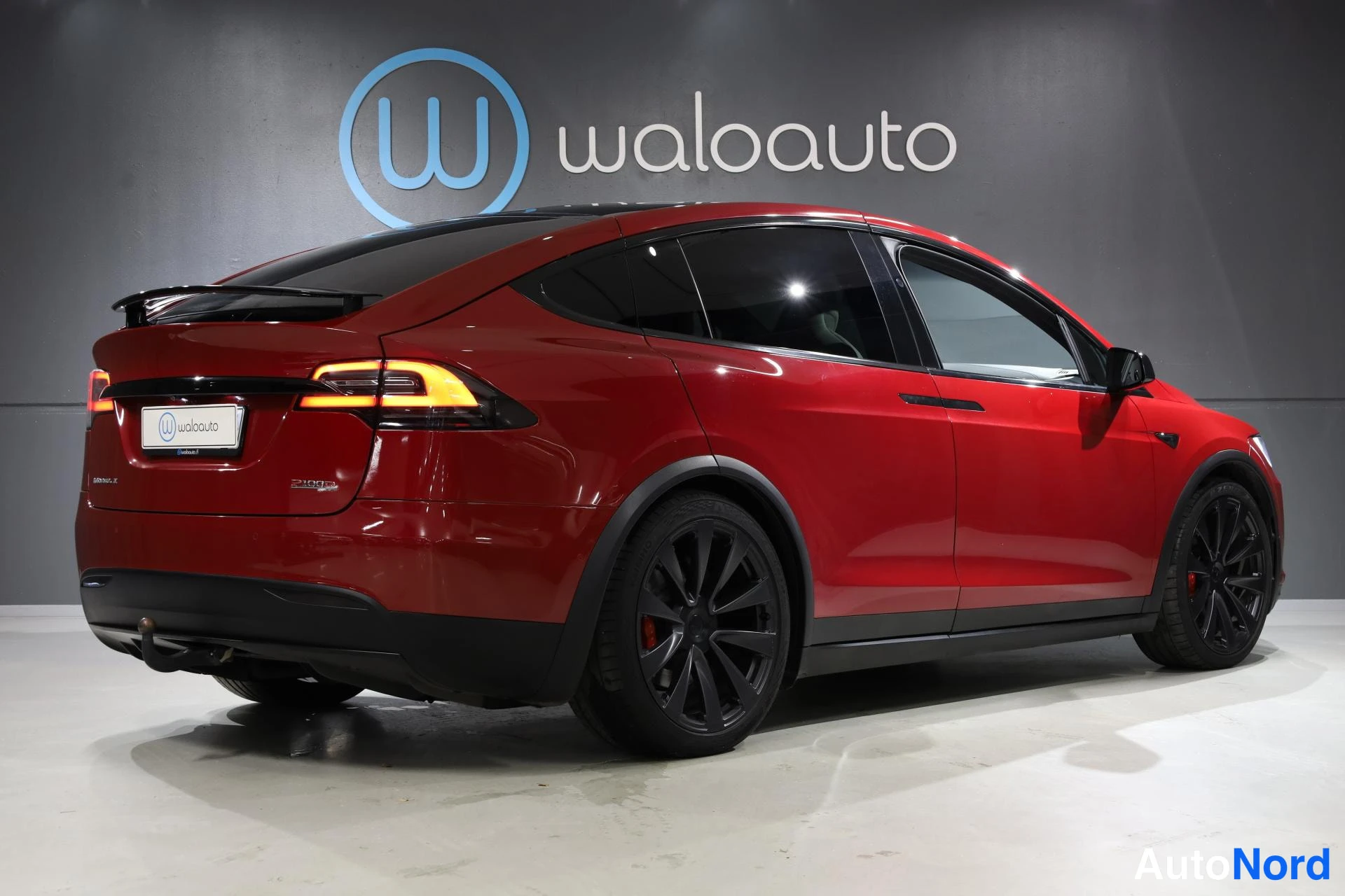 Punainen Tesla Model X 2018, takaviisto, kuva 7