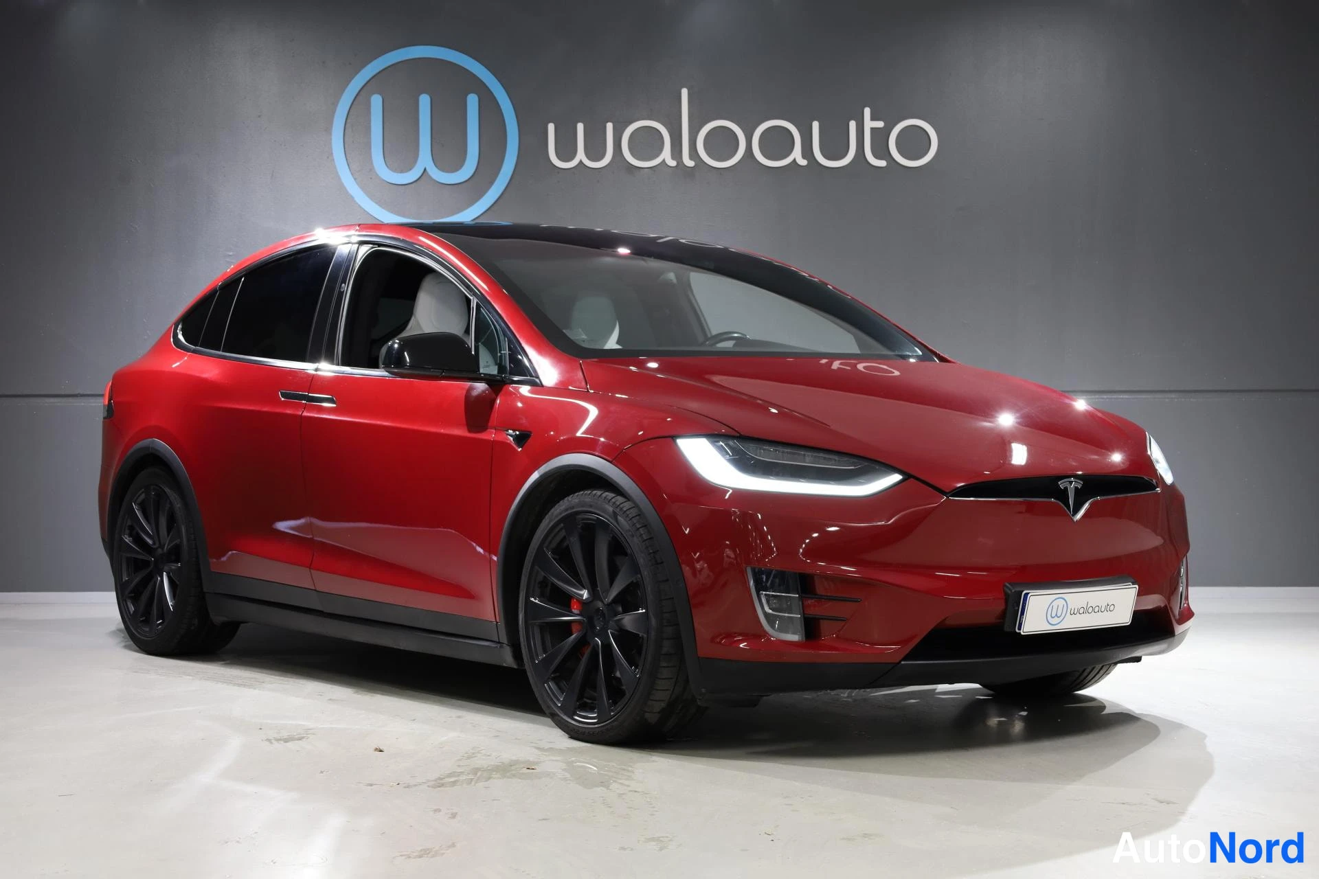 Punainen Tesla Model X 2018, etuviisto, keula oikealle, kuva 3