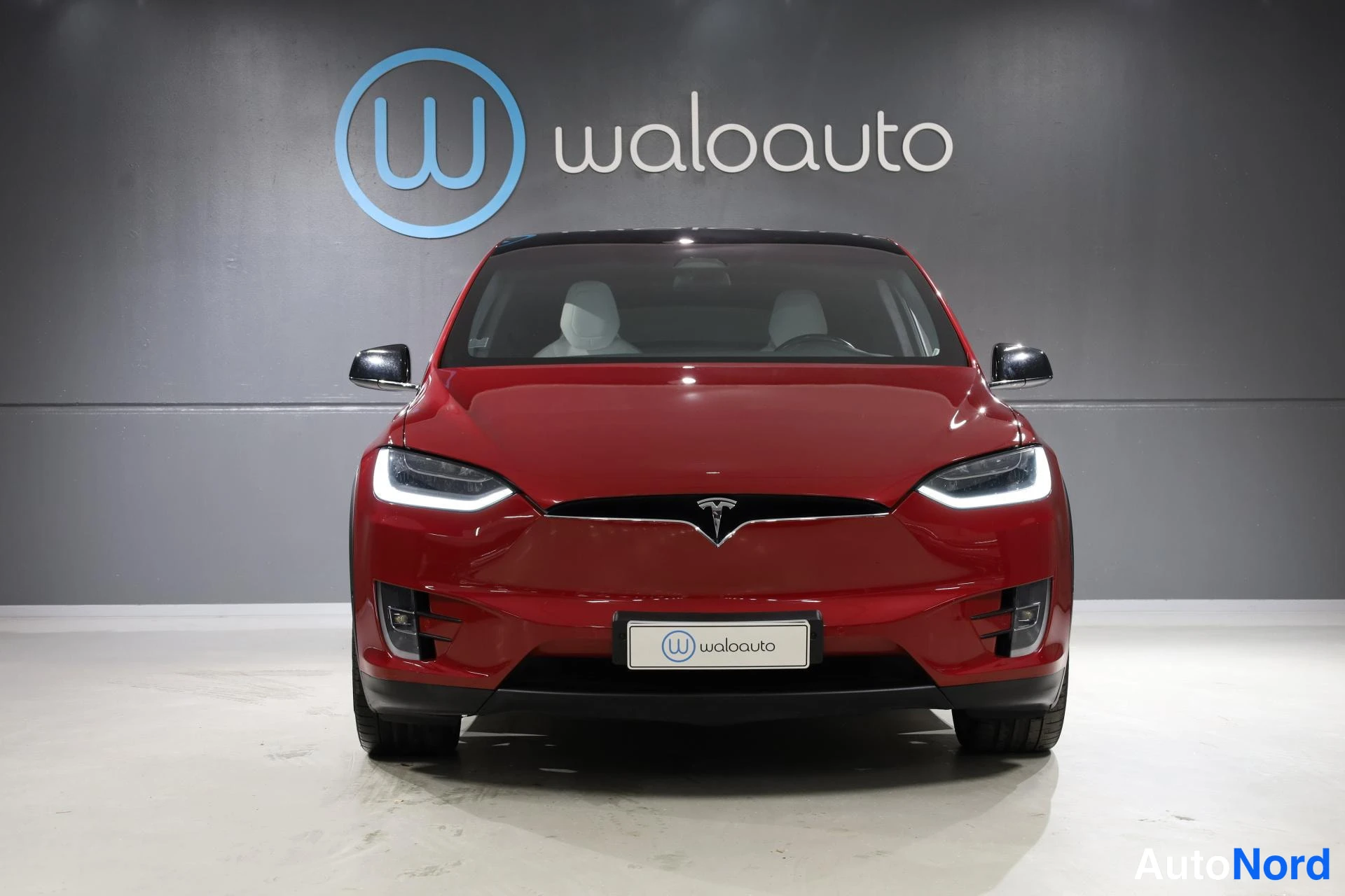 Punainen Tesla Model X 2018, edestä, kuva 4