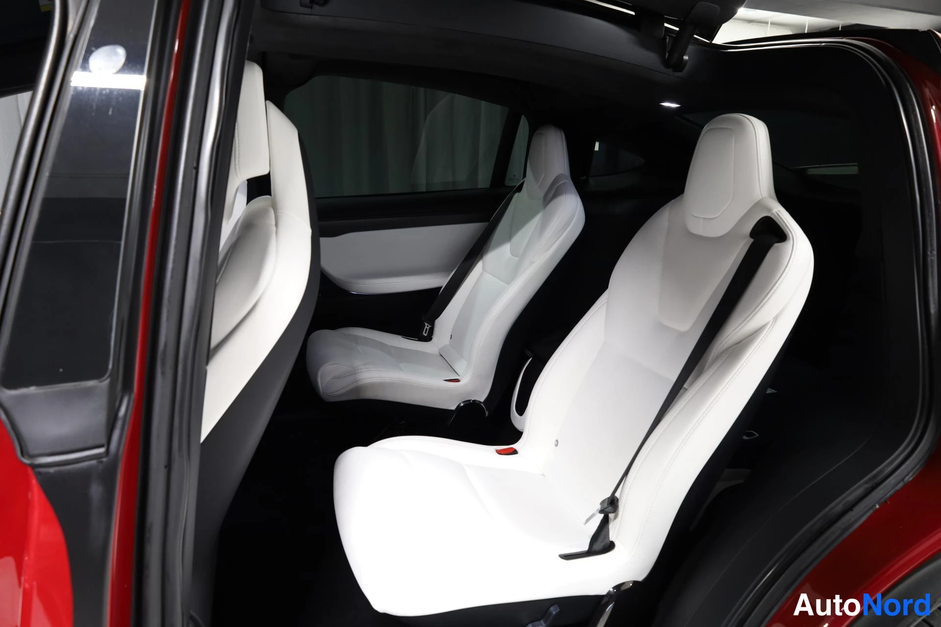 Punainen Tesla Model X 2018, takaistuimet, kuva 16