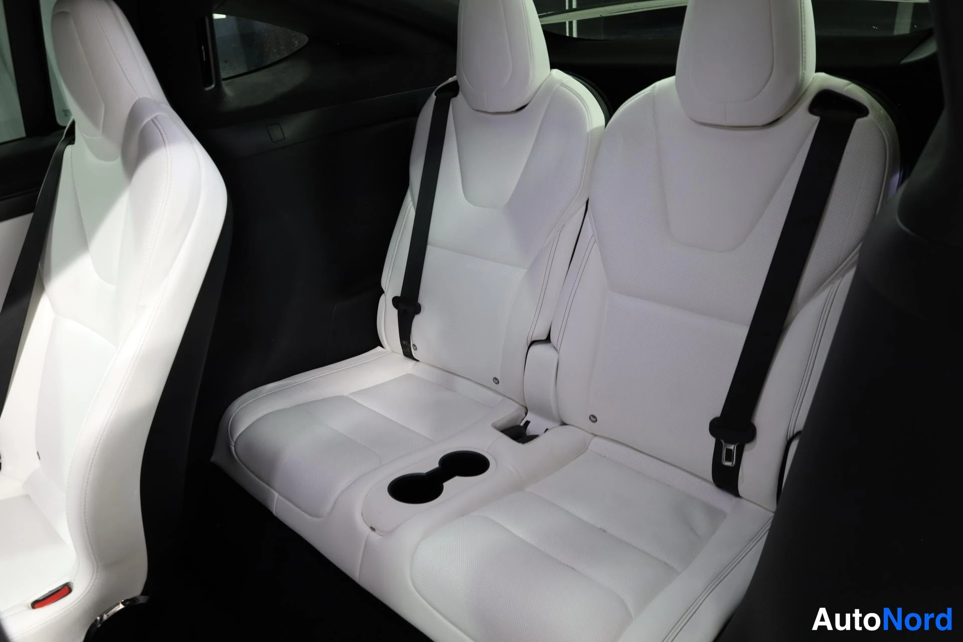 Punainen Tesla Model X 2018, takaistuimet, kuva 14