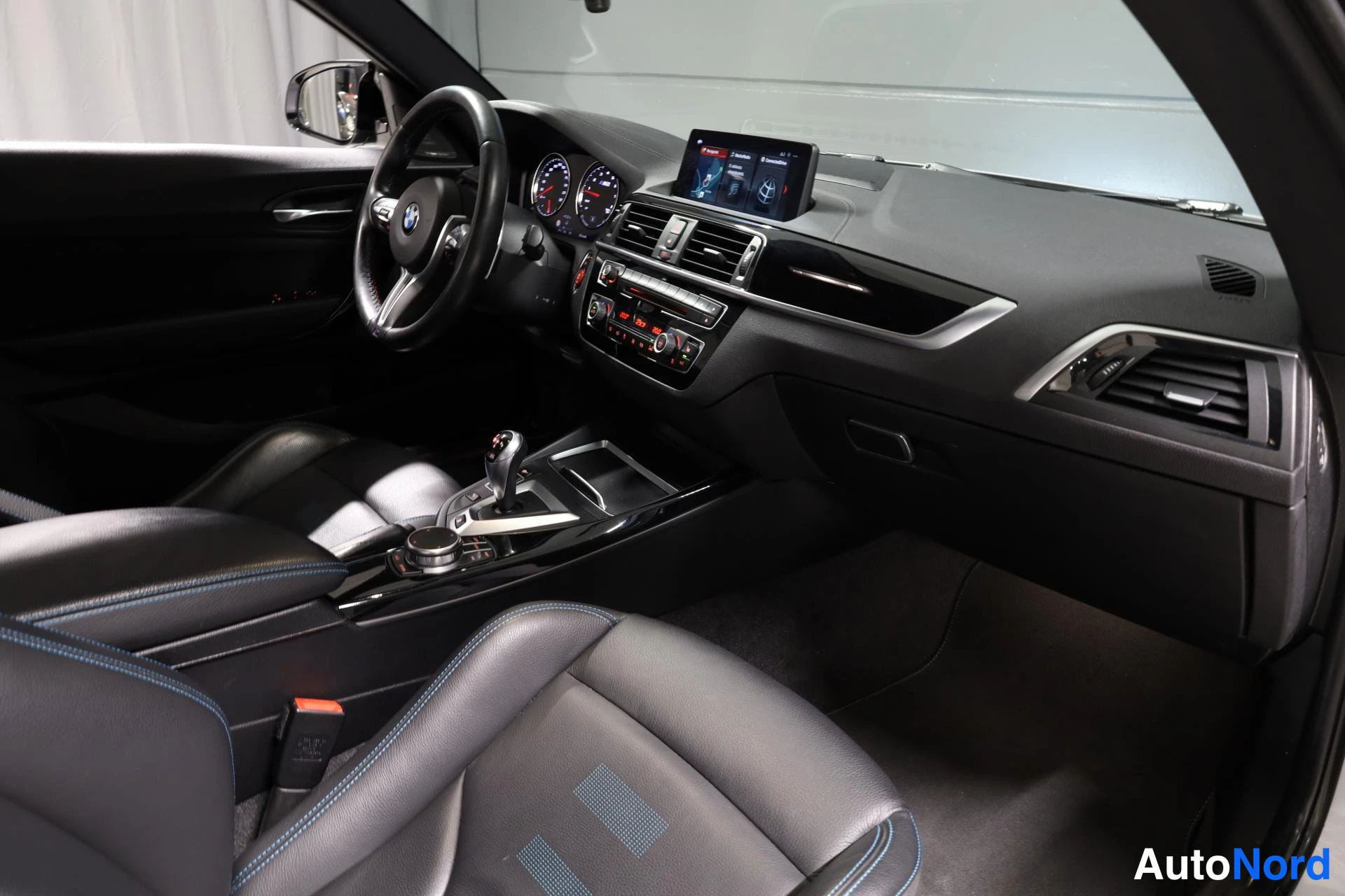 Turkoosi BMW M2 2019, ohjaamo, kuva 14