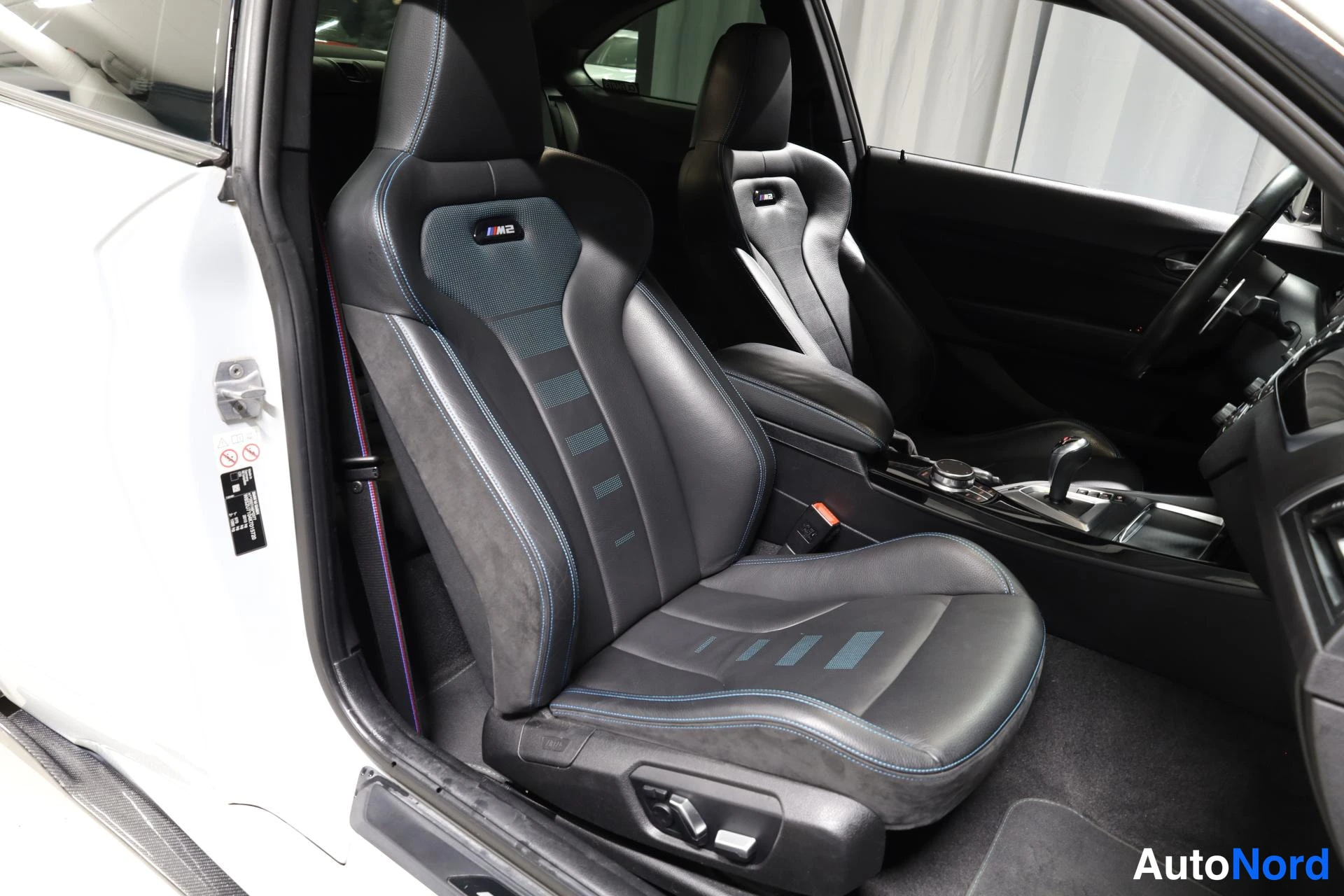 Turkoosi BMW M2 2019, etuistuimet, kuva 17