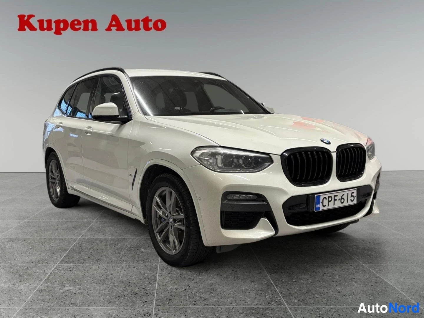 Valkoinen BMW X3 xDrive30e 2021, etuviisto, keula oikealle, kuva 2