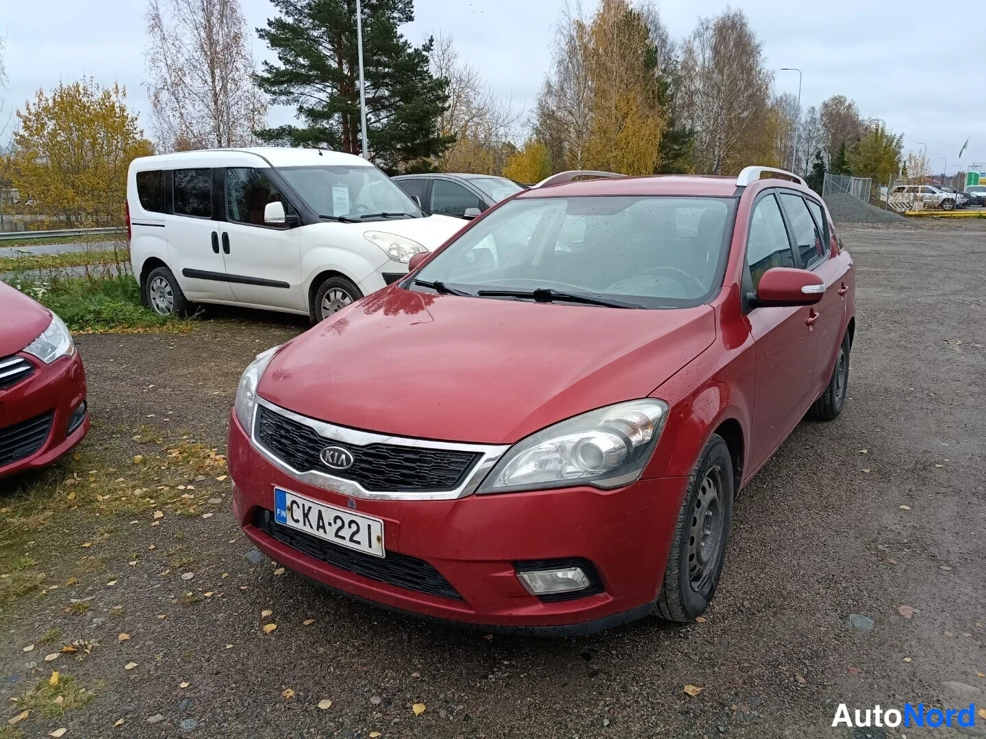 Punainen Kia Ceed 2010, etuviisto, keula vasemmalle, kuva 1