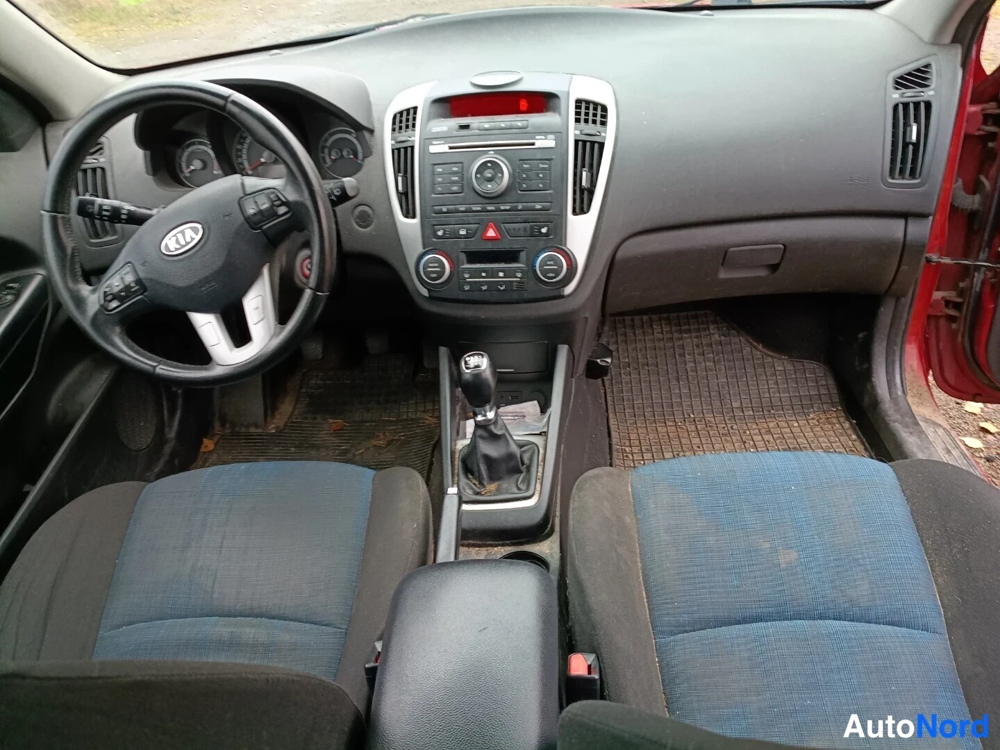 Punainen Kia Ceed 2010, ohjaamo, kuva 8