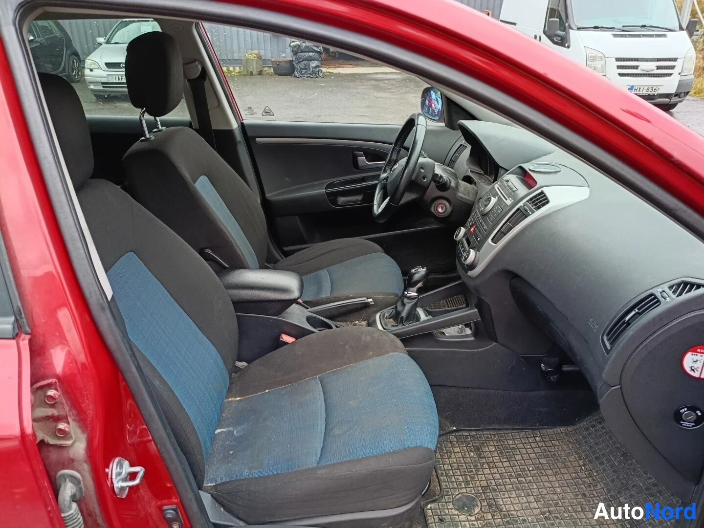 Punainen Kia Ceed 2010, ohjaamo, kuva 7