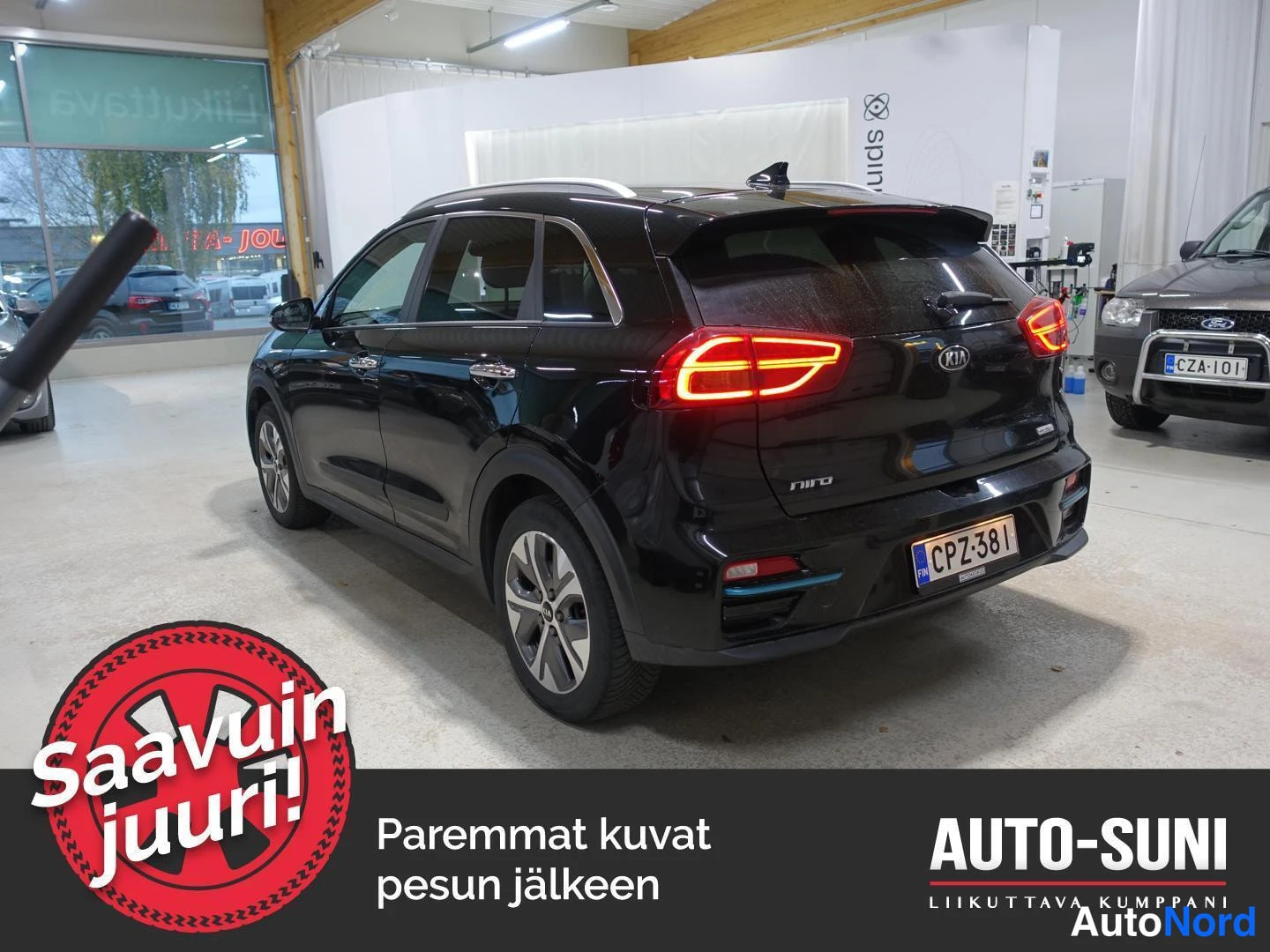 Svart Kia Niro 2021, snett bakifrån, bild 3