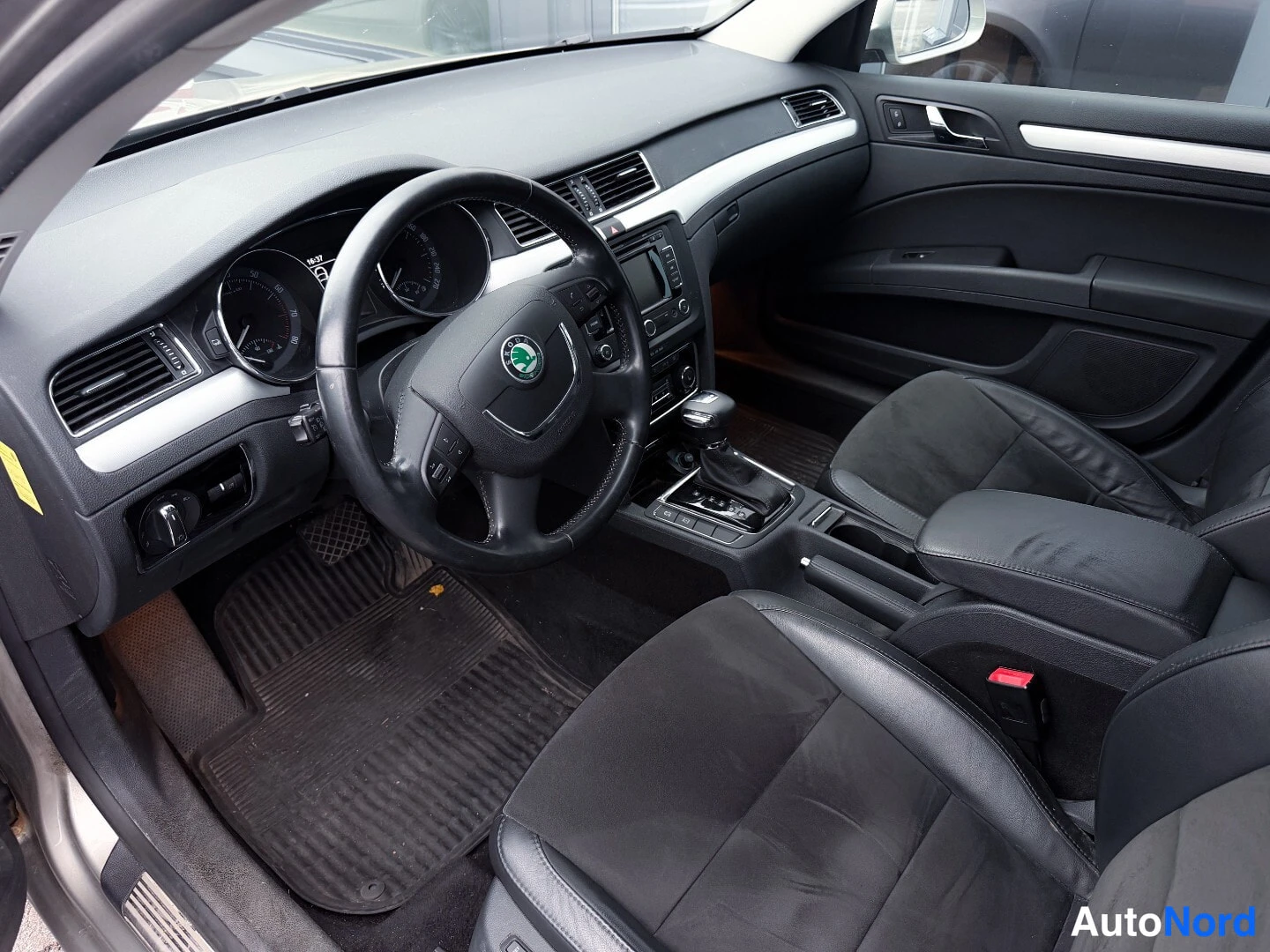 Beige Skoda Superb 2013, ohjaamo, kuva 3