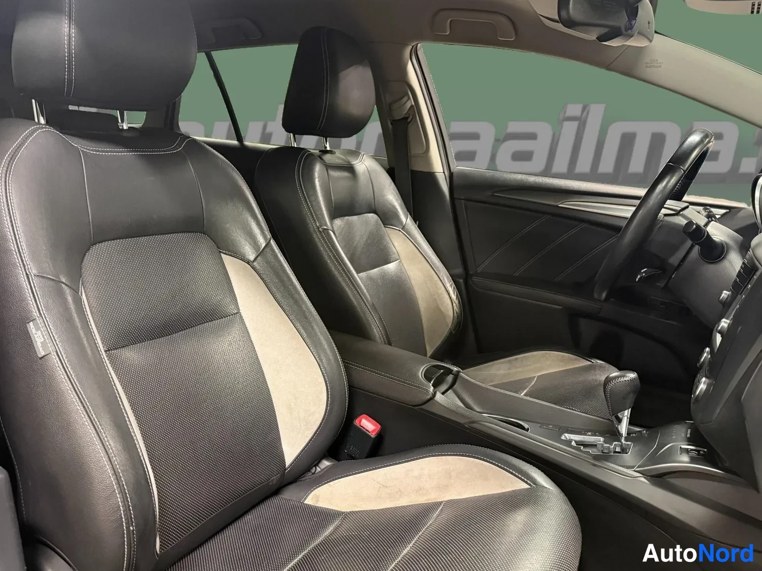 Harmaa Toyota Avensis 2017, etuistuimet, kuva 7